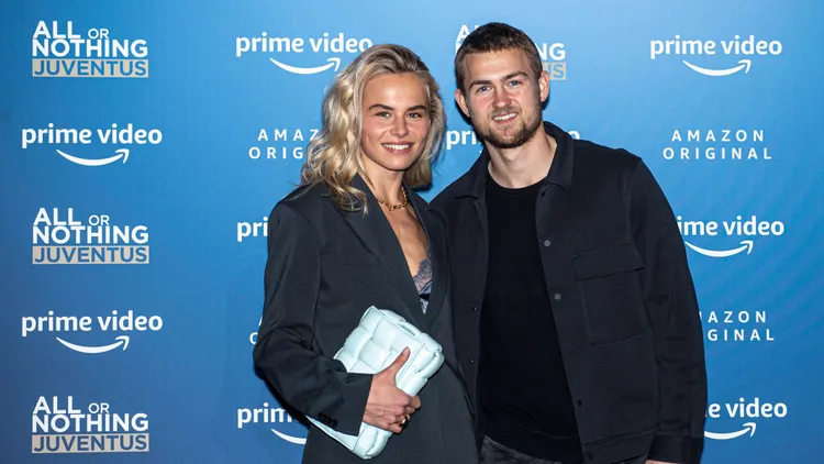 /images/a/l/l/all-or-nothing-juventus-amazon-premiere-annekee-molenaar-and-matthijs-de-ligt-pose-during-the-photo-call-of-the-new-amazon-prime-video-show-all-or-nothing-juventus-premiere-turin-italy-copyright-xnicolxcampoxjpg_1751279101765.jpg
