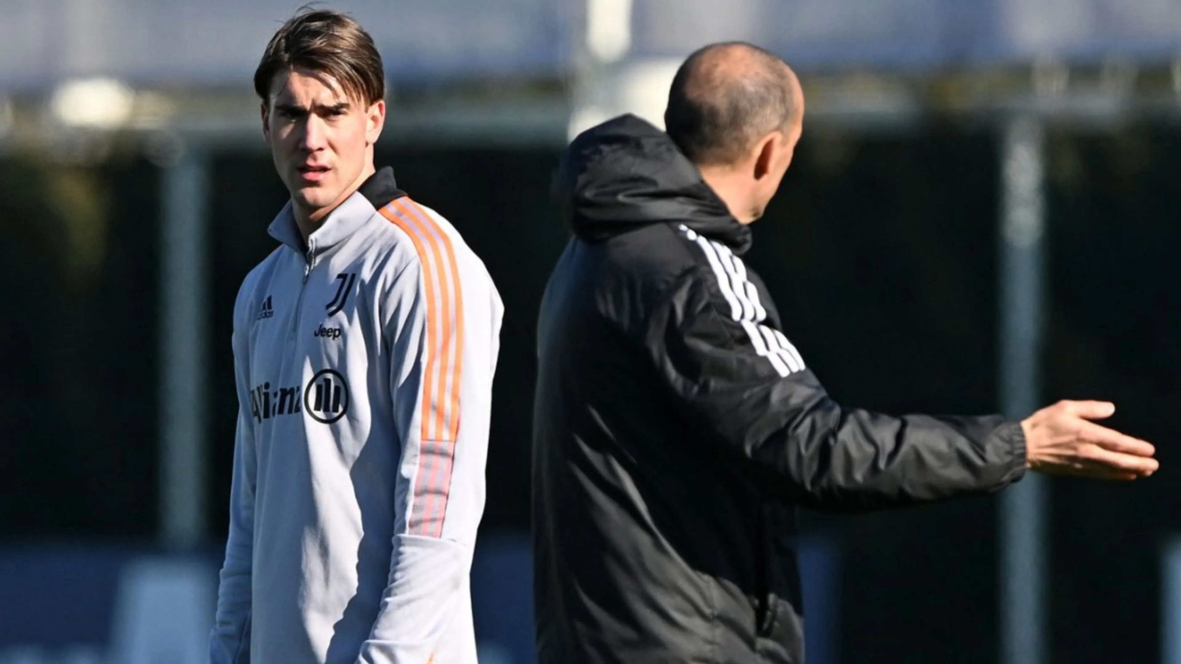 Copertina di “No Dusan, tu non torni nello spogliatoio”, la richiesta di Allegri a Vlahovic dopo l’allenamento di gruppo