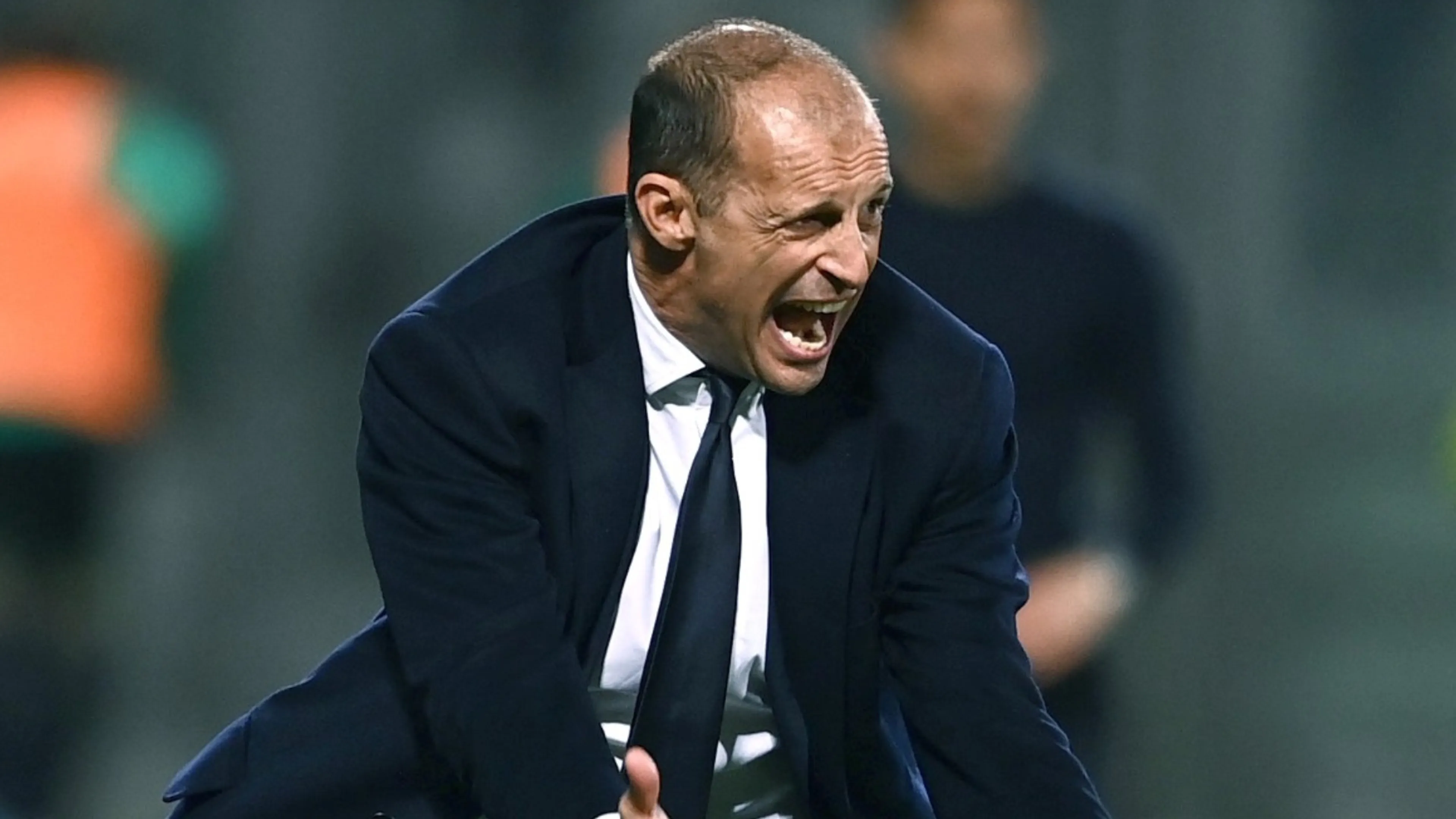 Copertina di Allegri fuori controllo: prima grida a Chiesa poi litiga con un tifoso (VIDEO)