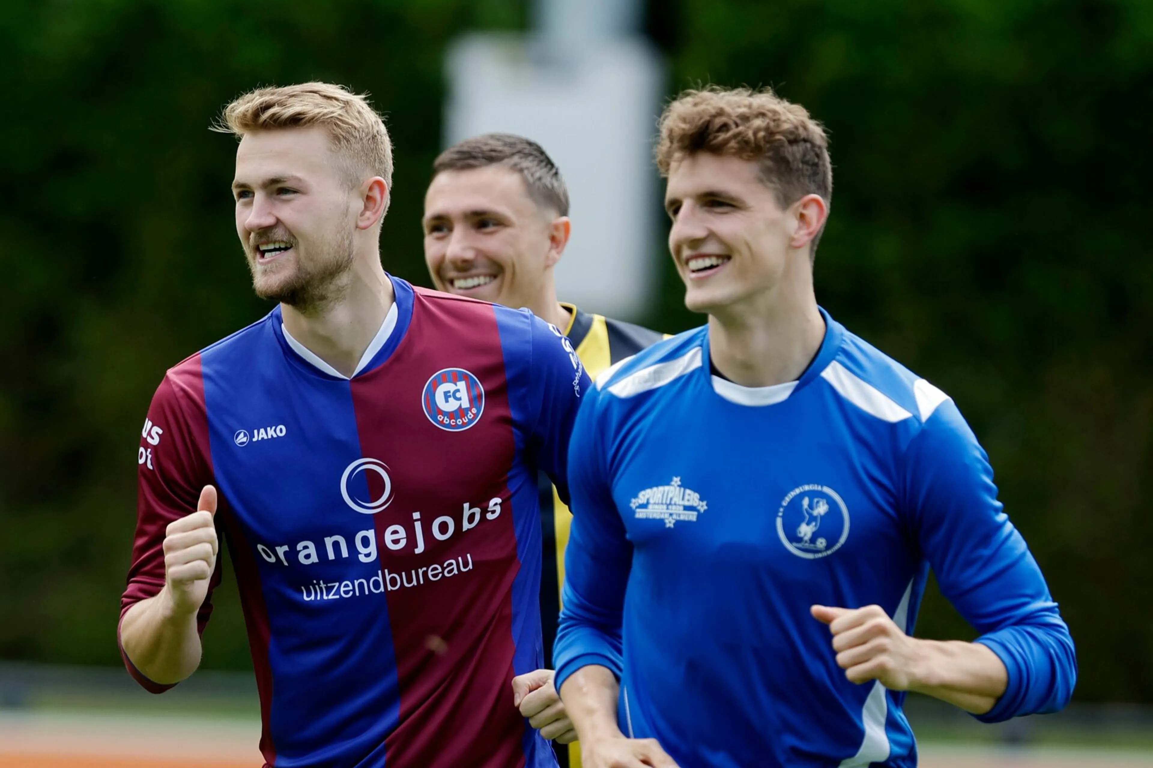 Copertina di Olanda, sessione di allenamento particolare: giocatori con maglia della loro prima squadra