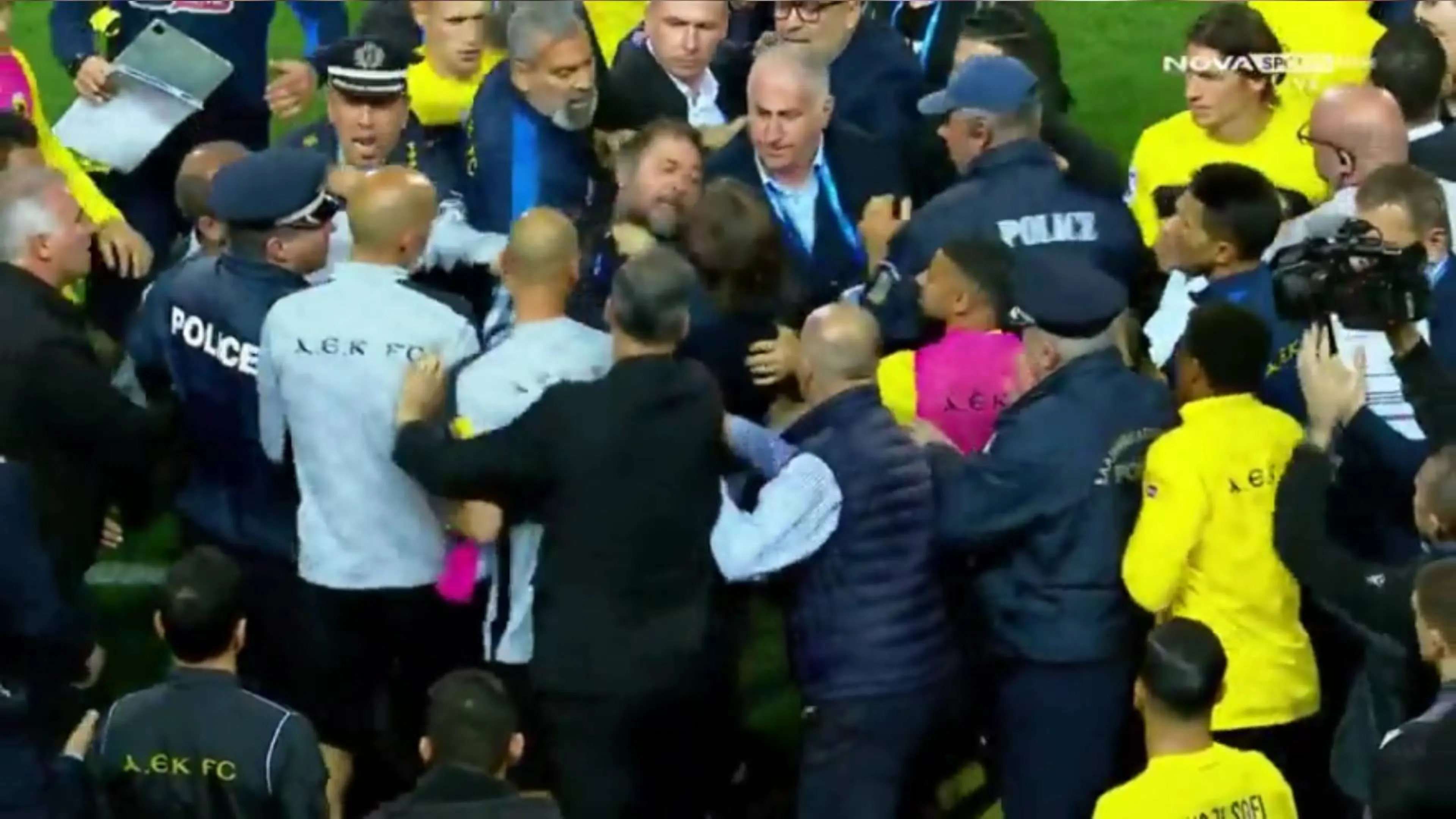 Copertina di Follia di Almeyda, tenta di strangolare l'addetto alla sicurezza (VIDEO)