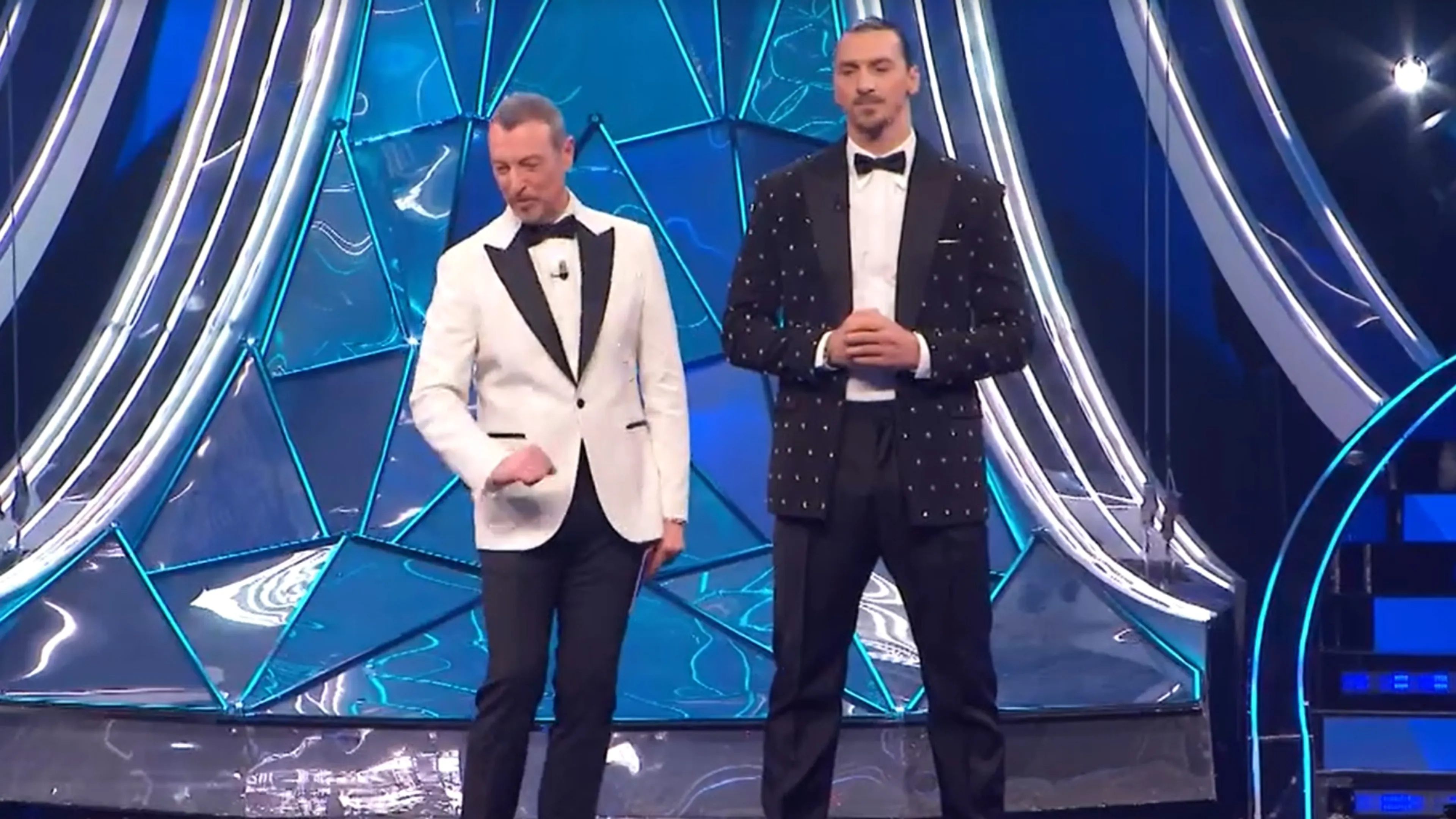 Copertina di Sanremo 2024, Ibra ospite a sorpresa. Amadeus gli fa una battuta fuori programma sul Milan e lui non la prende bene