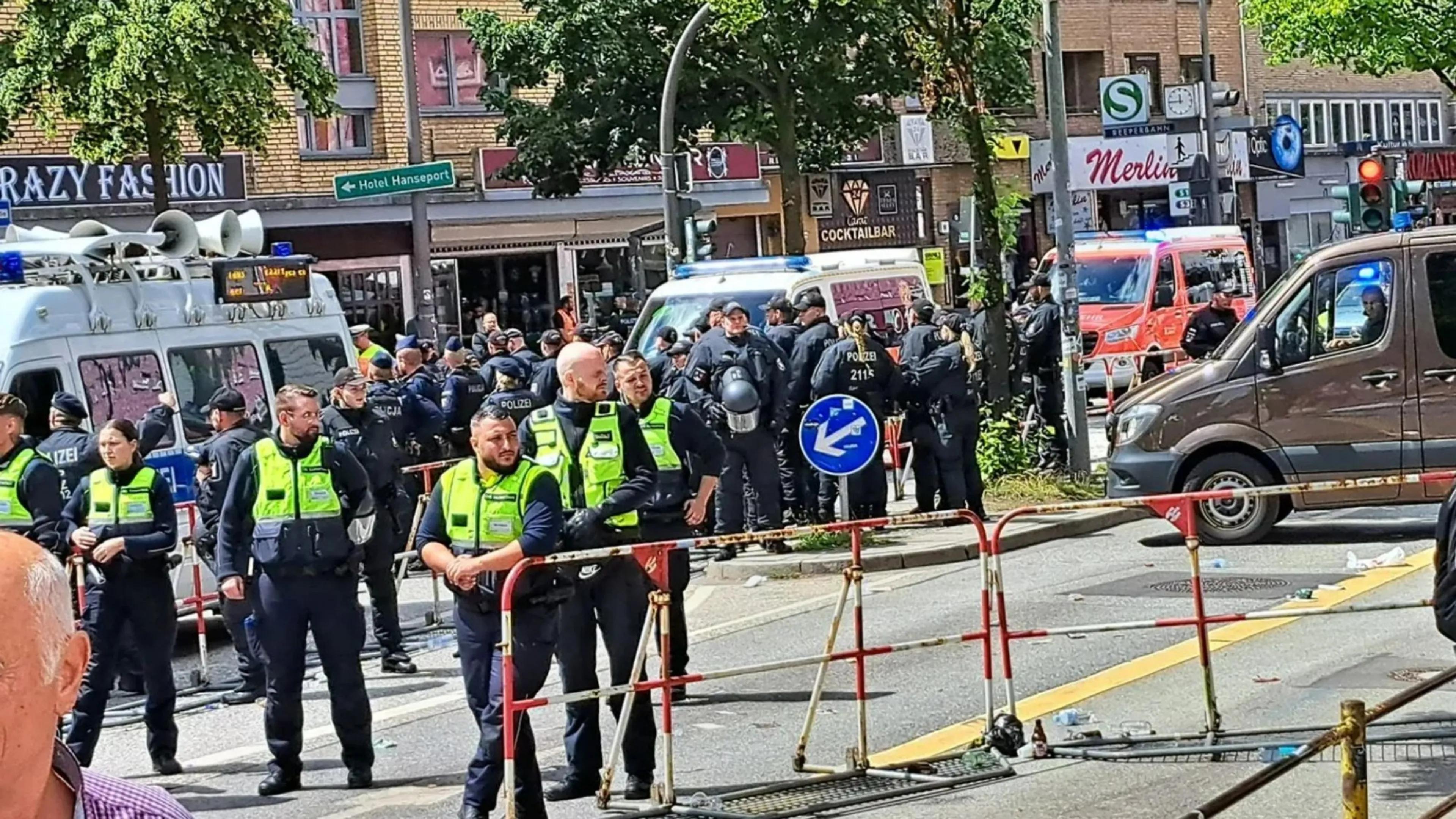 Euro 2024 - Panico ad Amburgo: uomo armato di ascia terrorizza la folla, la polizia spara (VIDEO)
