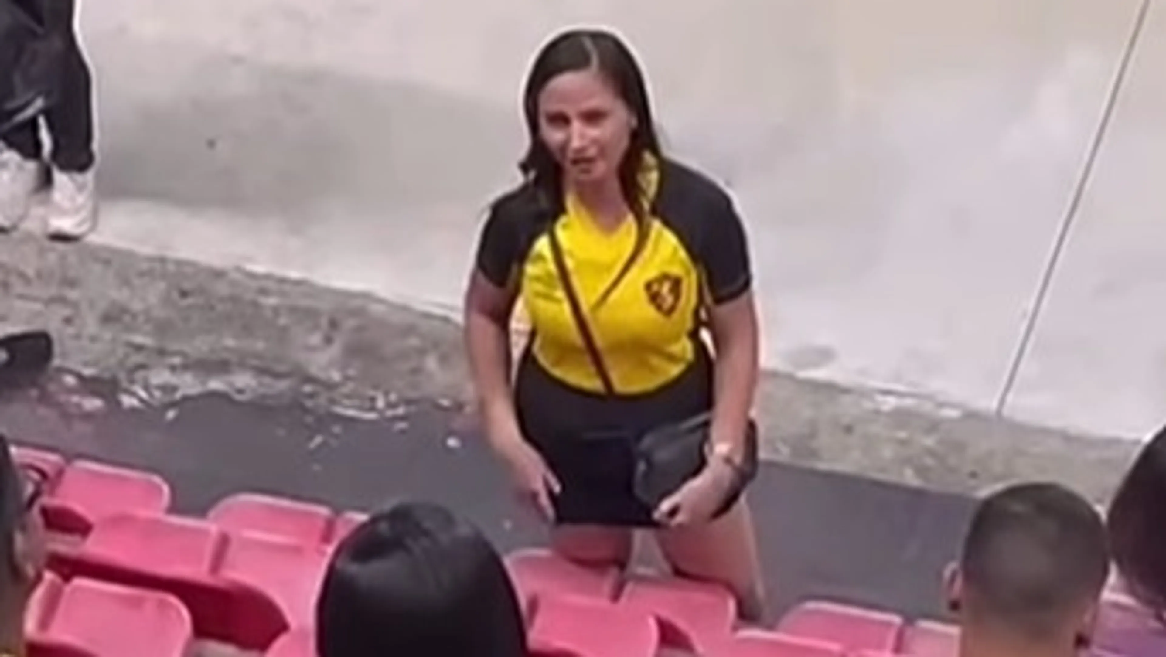 Scopre il marito allo stadio con l'amante : la sua reazione diventa virale (VIDEO)