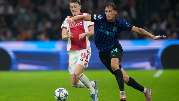/images/a/m/s/amsterdam-17-09-2025-johan-cruijff-arena-season-2025-2026-uefa-champions-league-football-league-phase-match-between-ajax-and-inter-milan-picture-shows-ajax-player-youri-baas-inter-player-pio-esposito-ajax-inter-x31067202x-copyrightjpg_1758180728127.jpg
