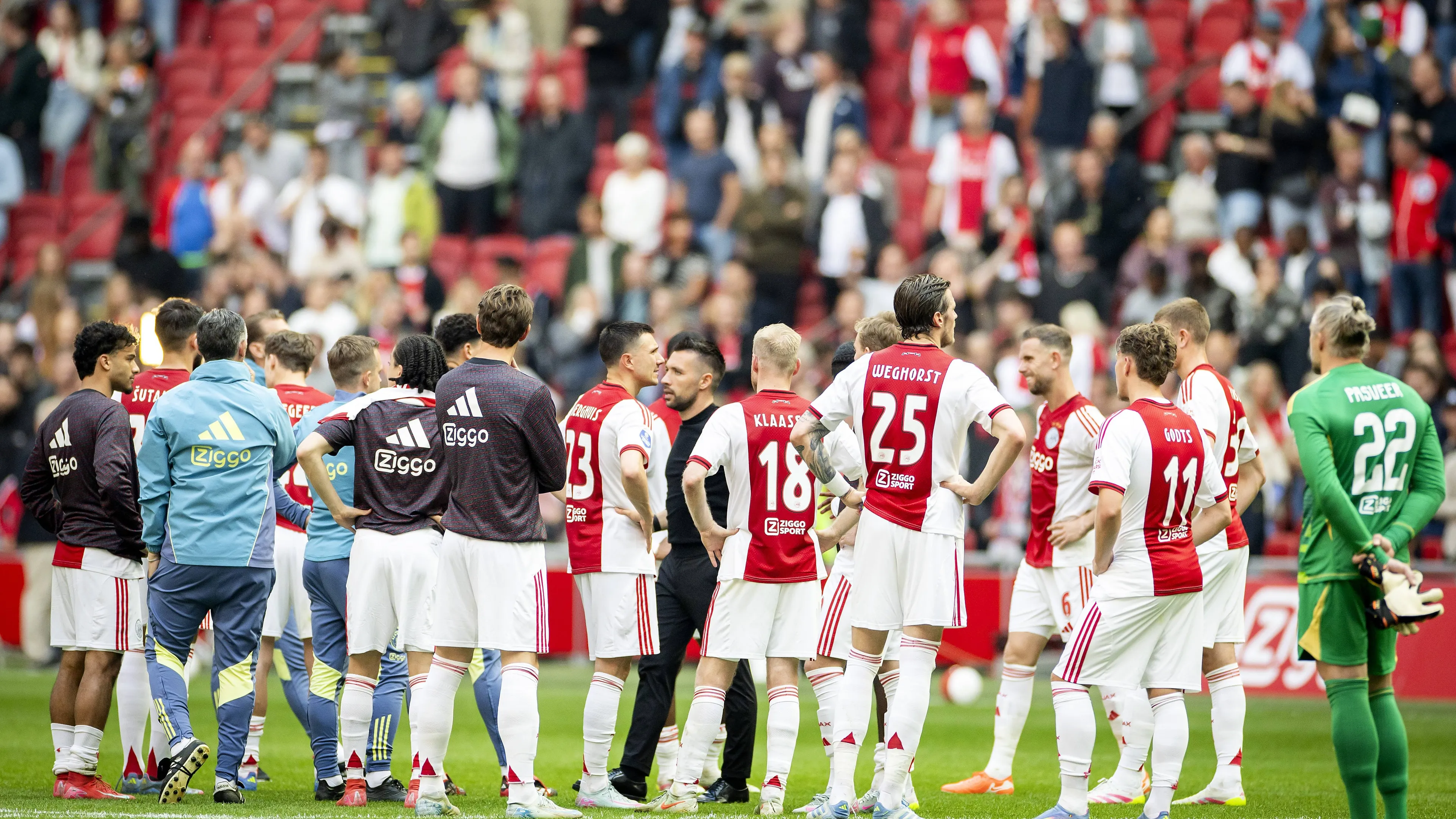 Ajax, licenziamenti via whatsapp