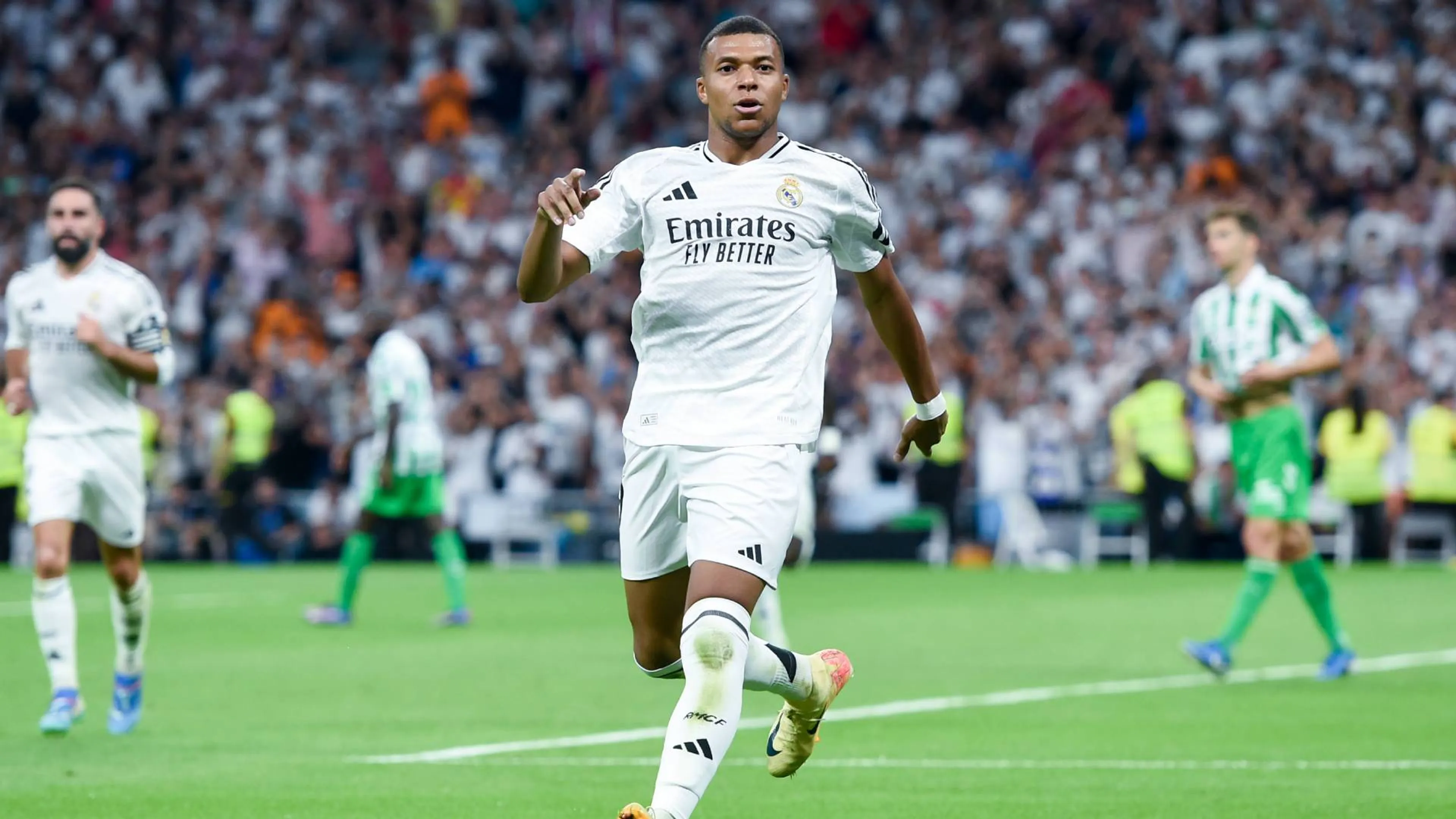 Copertina di Ancelotti replica a Luis Enrique sui compiti di Mbappé: "Non deve pressare, deve fare gol"