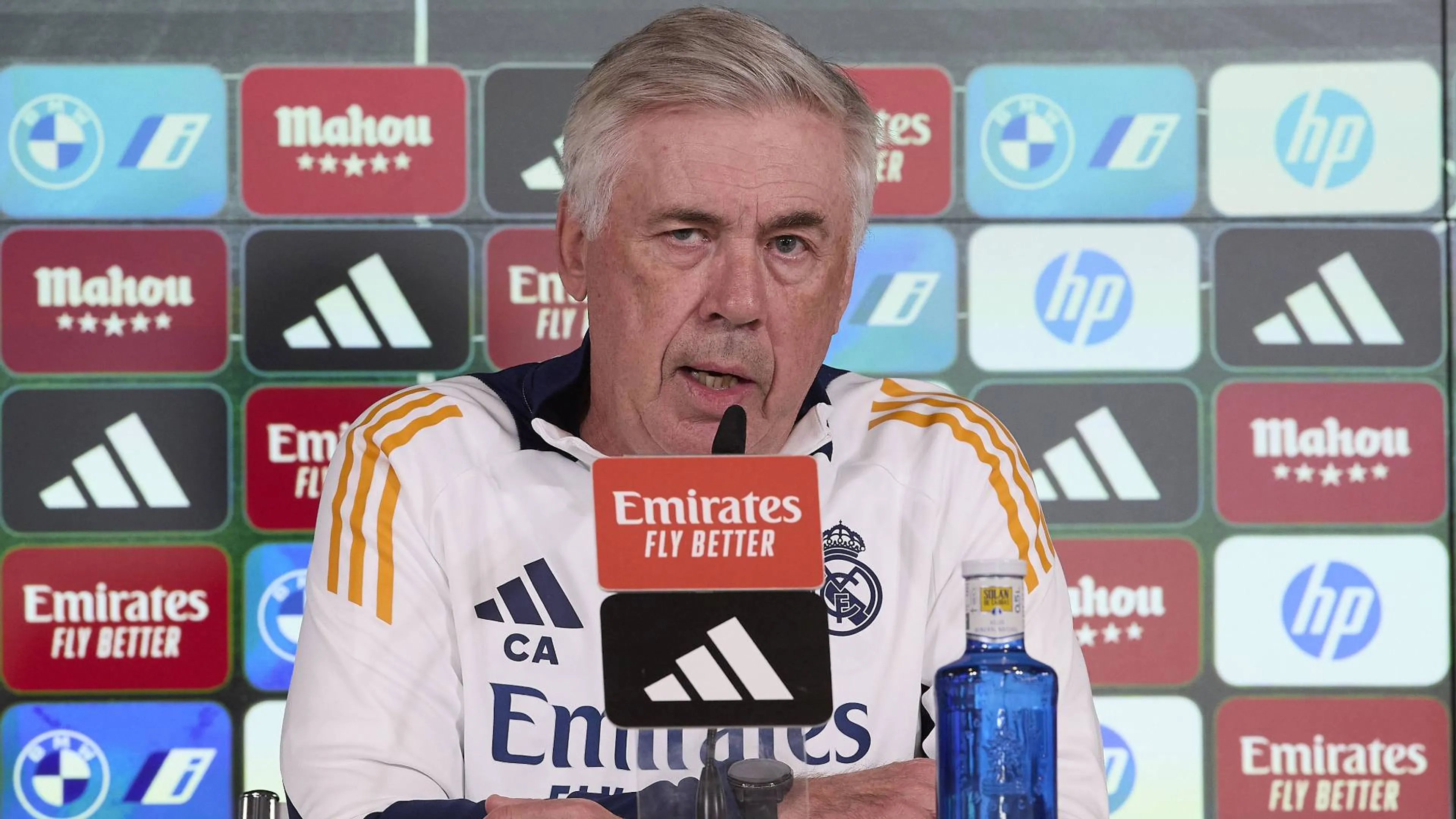 Copertina di Ancelotti, curioso siparietto in conferenza: "Mi hai tirato una bastonata"