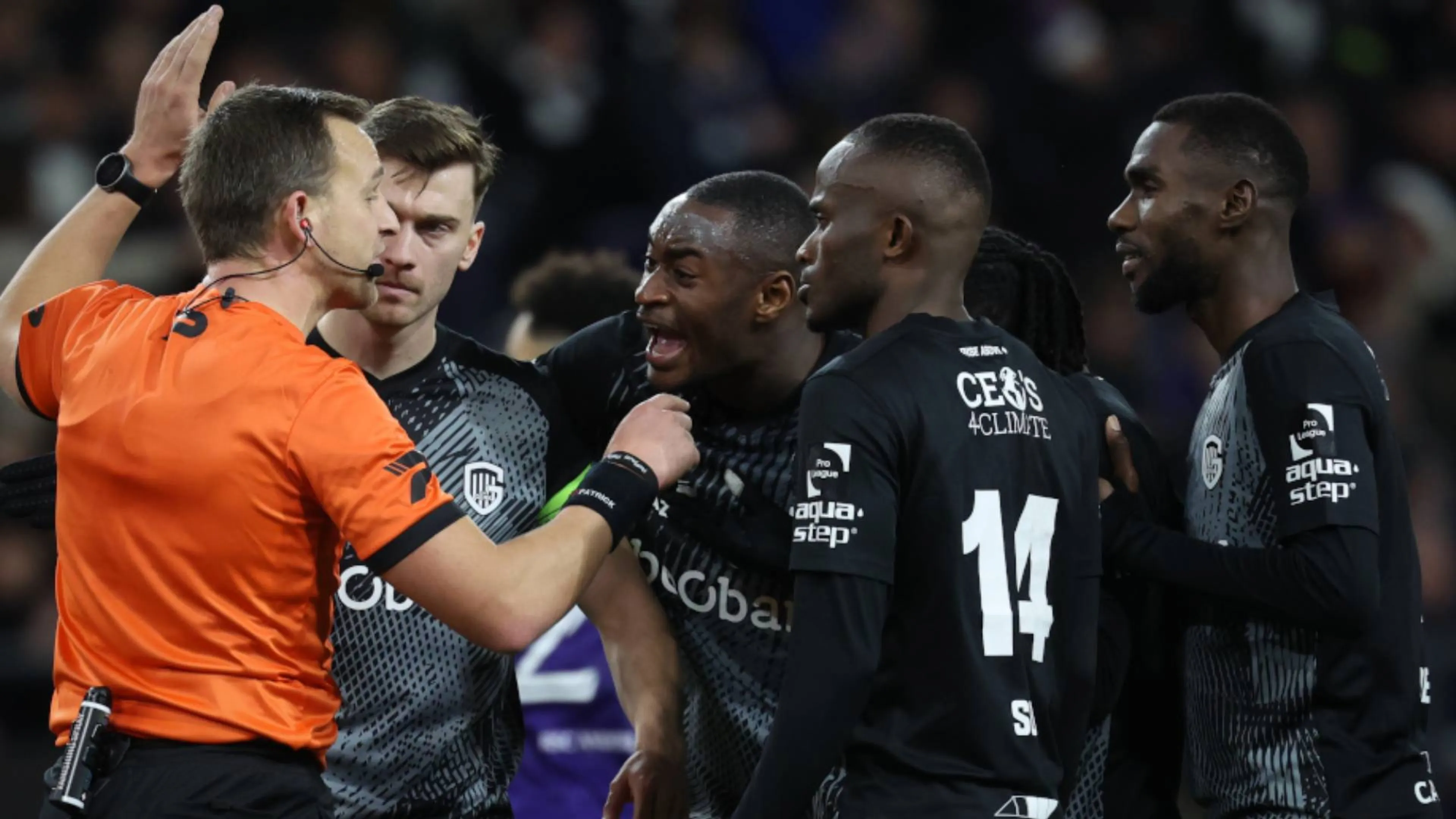 Clamoroso in Belgio, Anderlecht-Genk verrà rigiocata per un errore del Var (VIDEO)