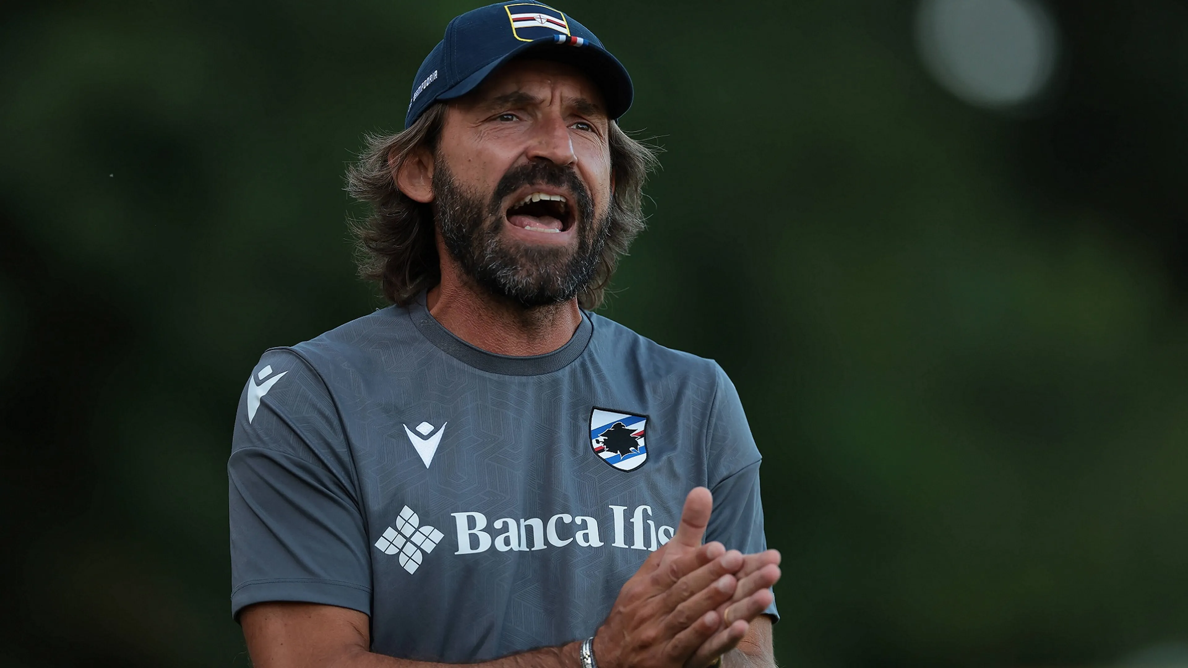 "Non capisci un c***o", tifoso Samp aspetta Pirlo in aeroporto (VIDEO)