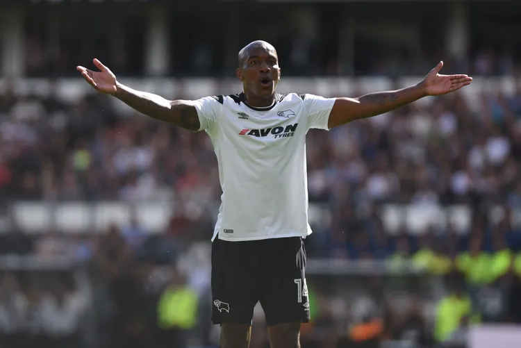 /images/a/n/d/andre_wisdom_of_derby_questions_the_linesmen_during_the_sky_bet__1039612.jpg