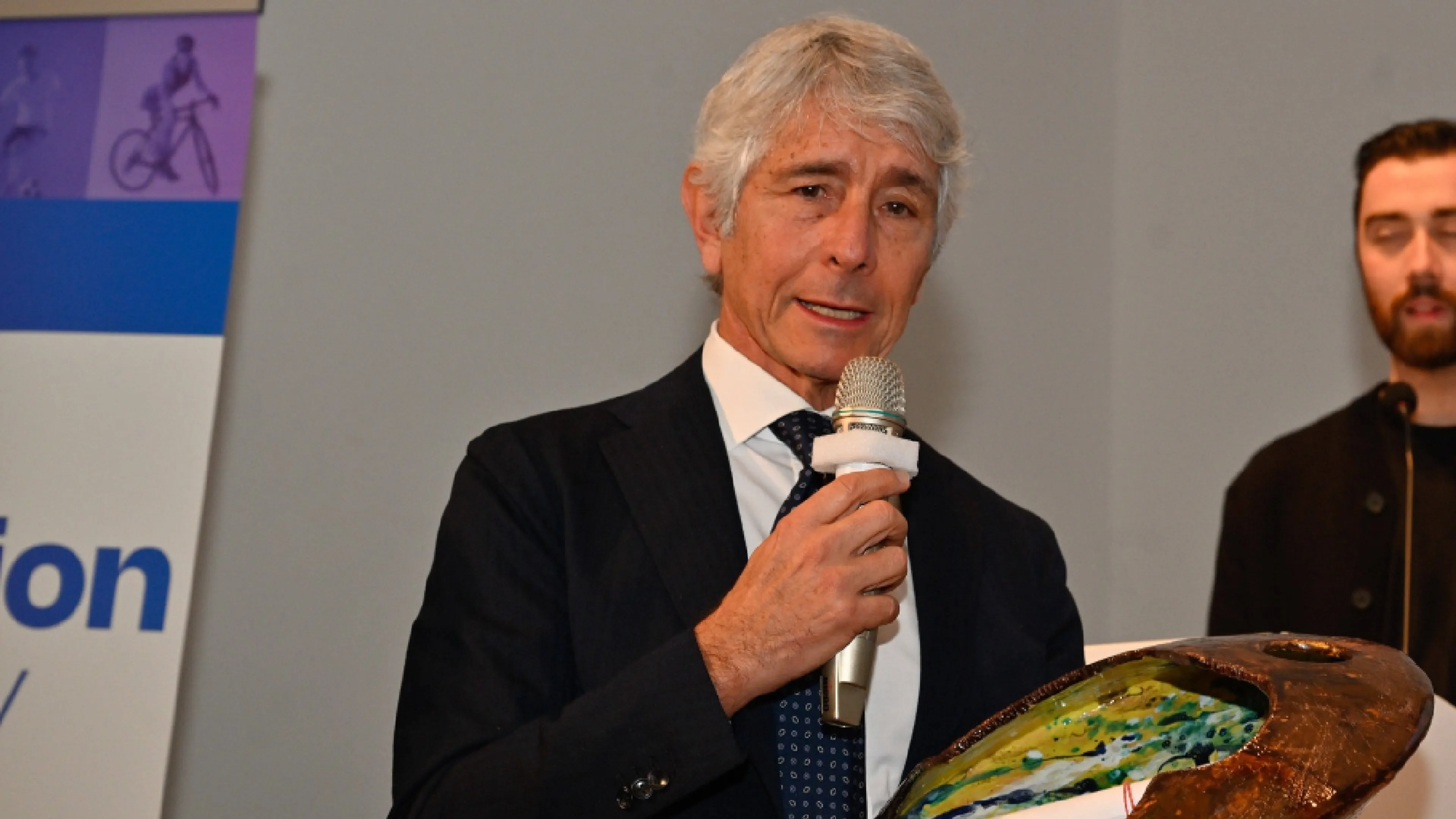 Copertina di Caso Acerbi, prende posizione anche il Ministro per lo Sport: "Spero sia in pace con la sua coscienza"