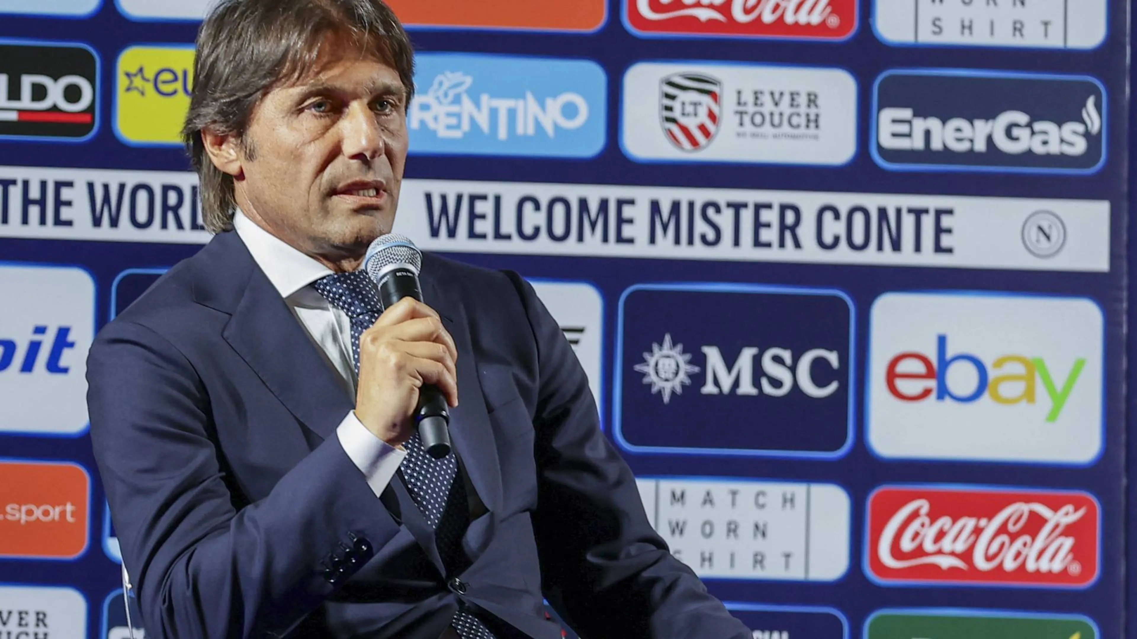 Copertina di Conte si presenta al Napoli: "Non ho pazienza, sul mercato decido tutto io"
