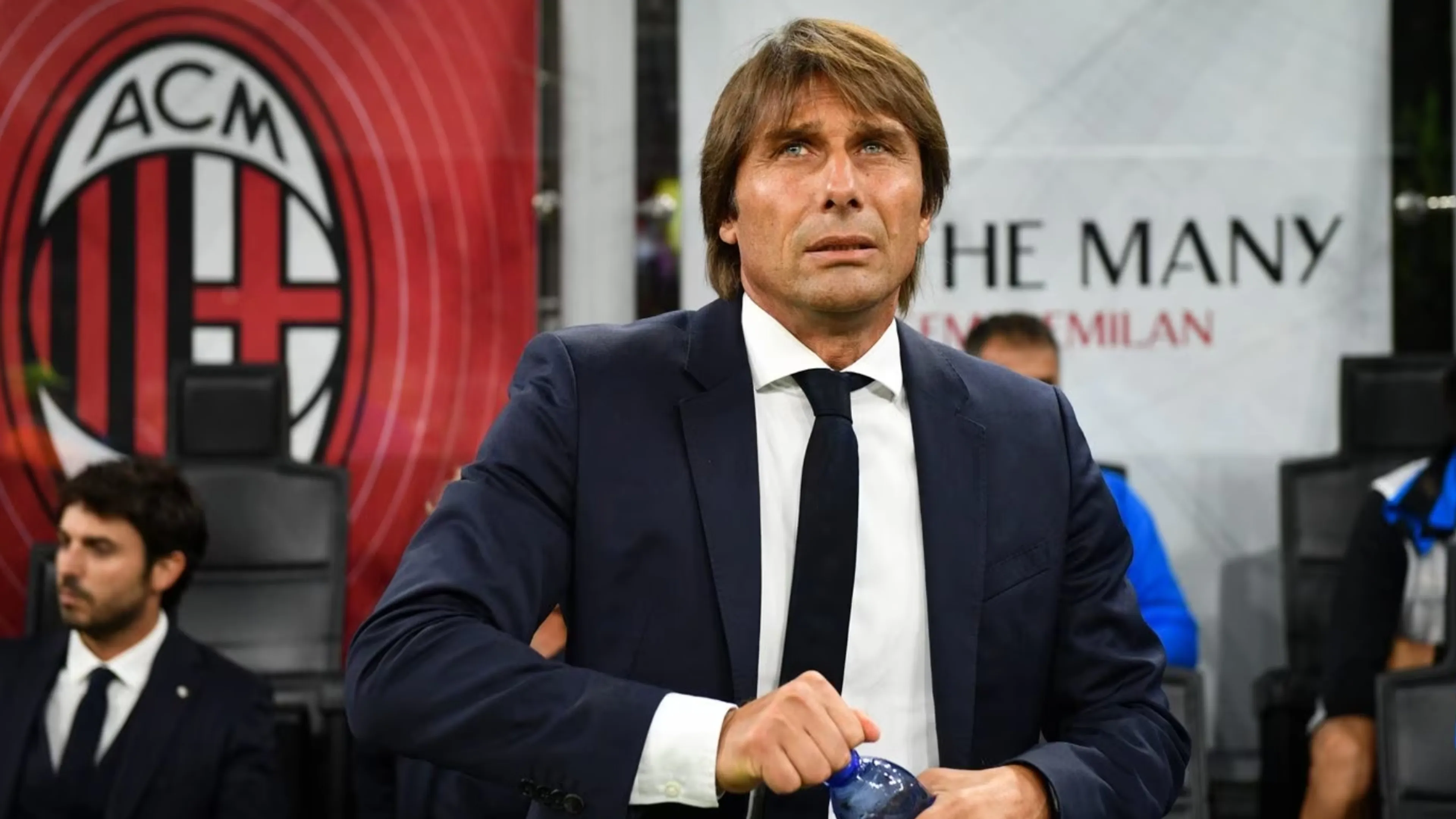 Copertina di "Conte al Milan! Accordo totale e ha già chiesto un calciatore di un top club": Momblano lancia la bomba e dà i dettagli