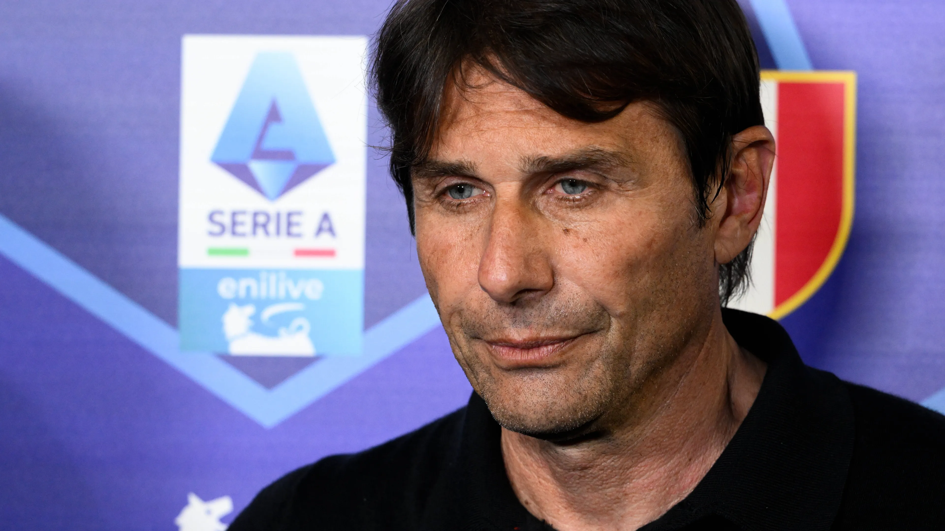 Copertina di Antonio Conte head coach of SSC Napoli looks on during an interview at the end of the Serie A football match between SSC Napoli and Cagliari Calcio at Diego Armando Maradona stadium in Napoli Italy May 23 2025 Napoli won his 4th italian championship andreaxstaccioli