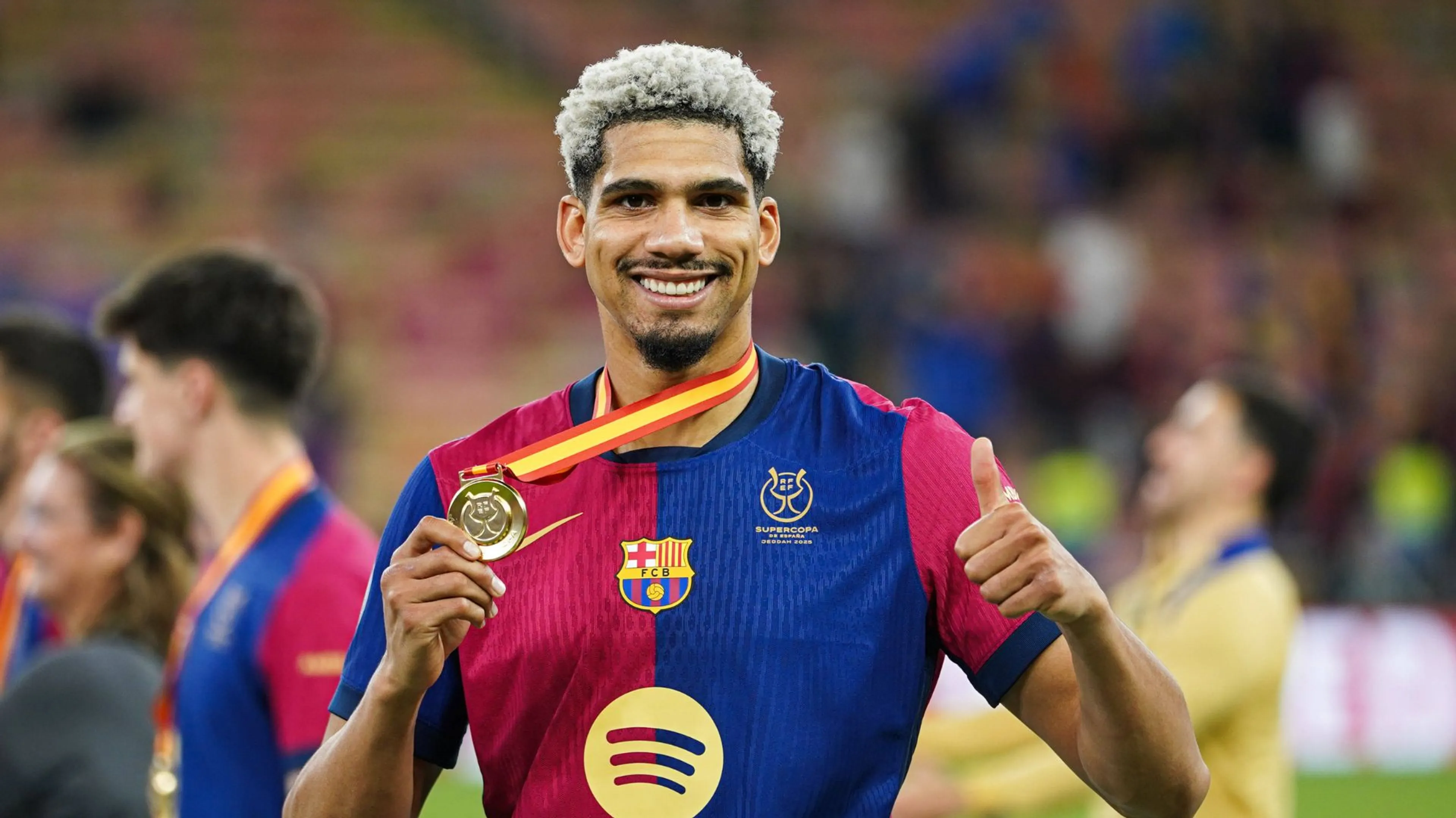 Copertina di Niente Juve per Araujo: resta al Barcellona