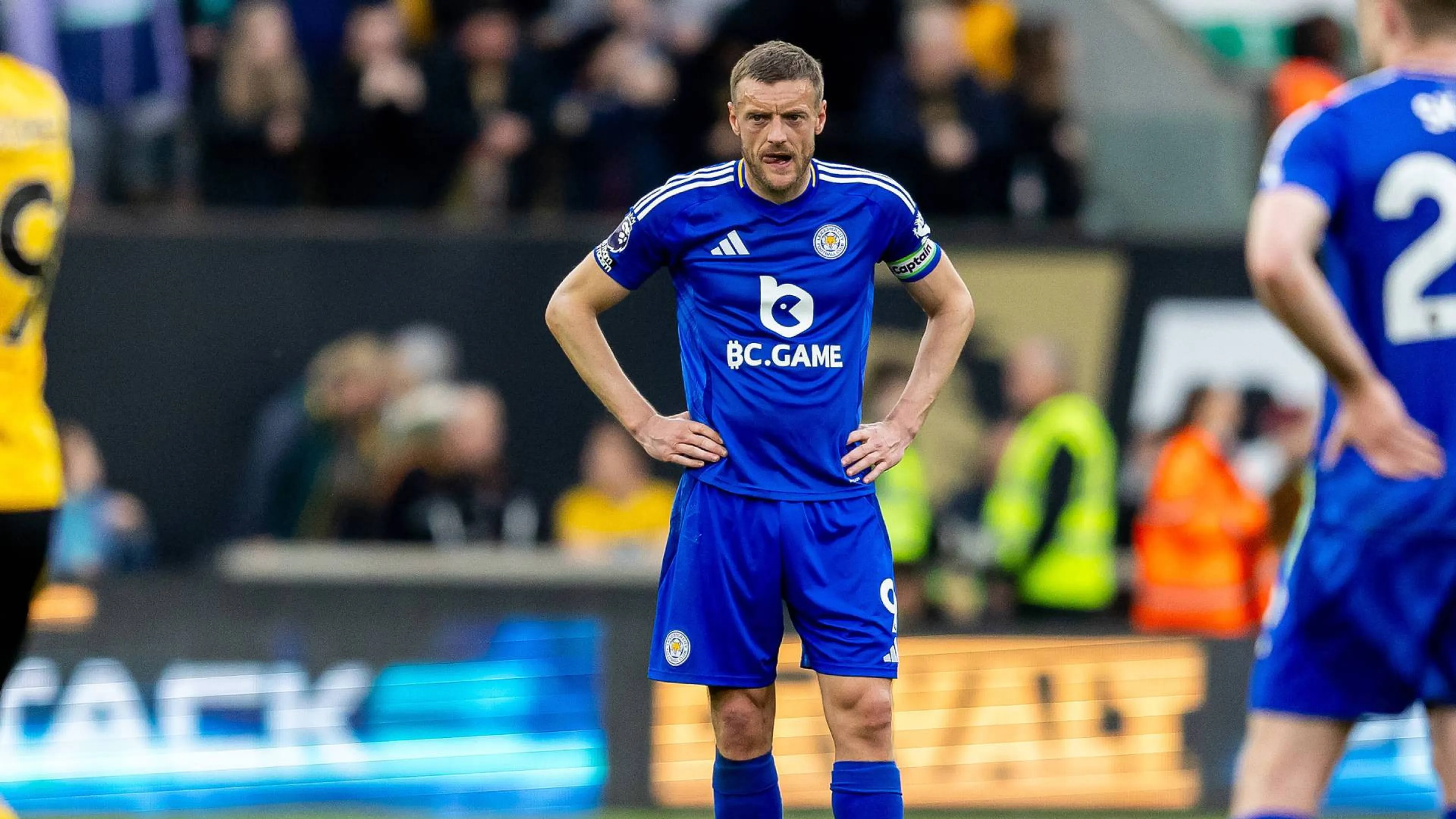 Leicester-Southampton, arbitro colpito da Ayew: Vardy fischia e ferma il gioco