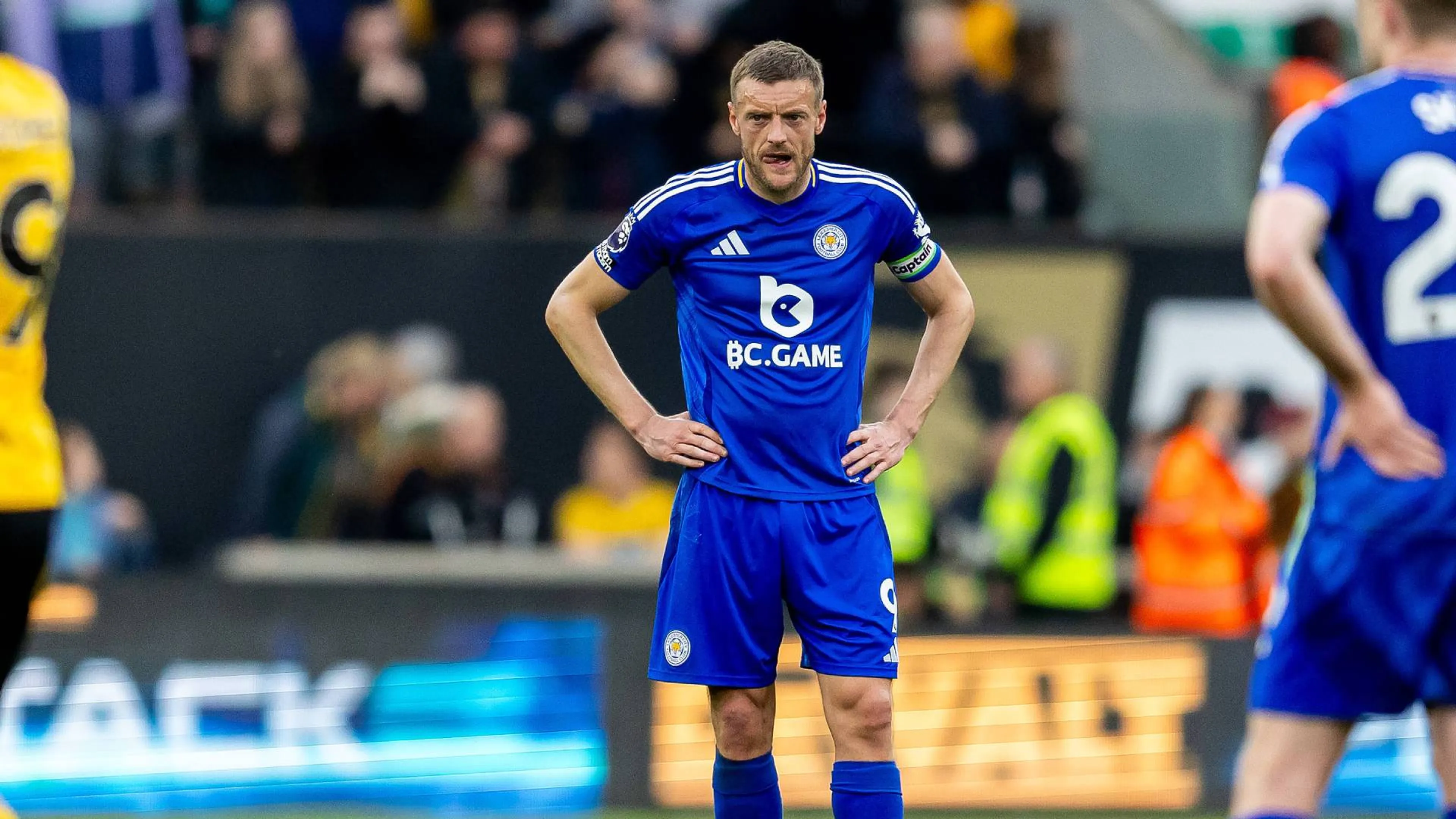 Copertina di Leicester-Southampton, arbitro colpito da Ayew: Vardy fischia e ferma il gioco
