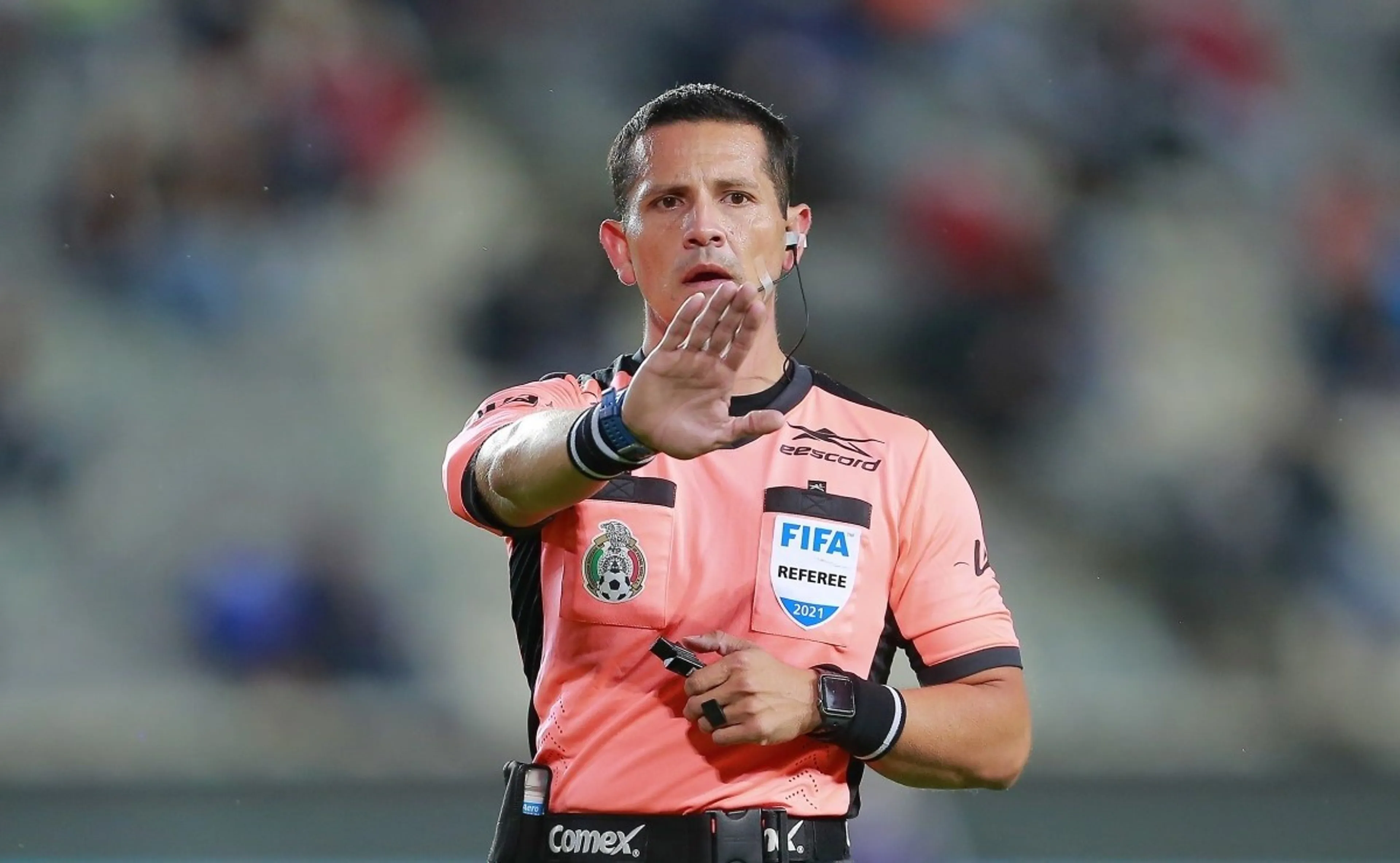 Copertina di Arbitro finge di avere il Covid per sottoporsi di nascosto a liposuzione: sanzionato