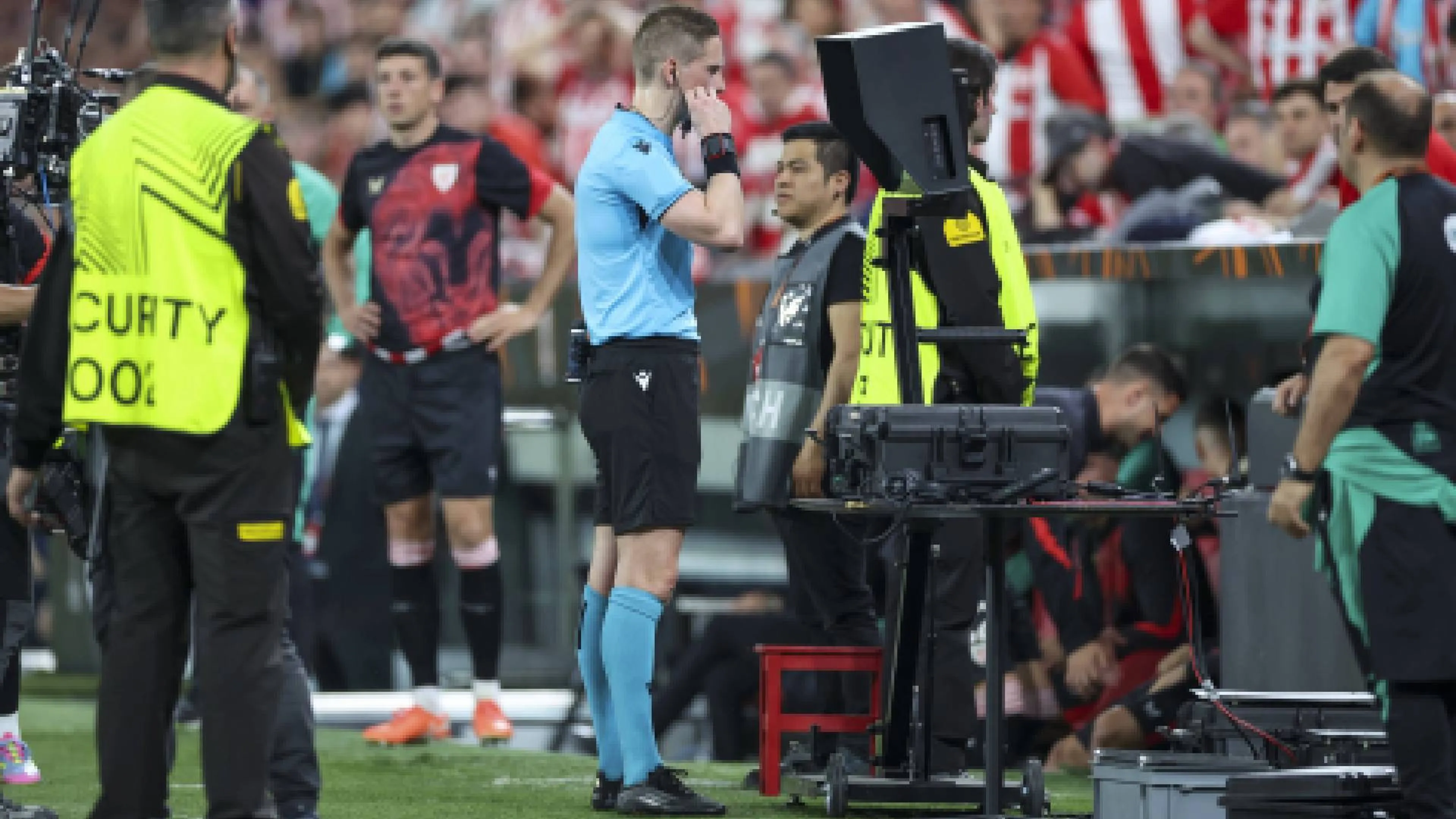 "Quest'arbitro tifa Roma": l'incredibile accusa al varista Di Paolo in Athletic Bilbao-Manchester United