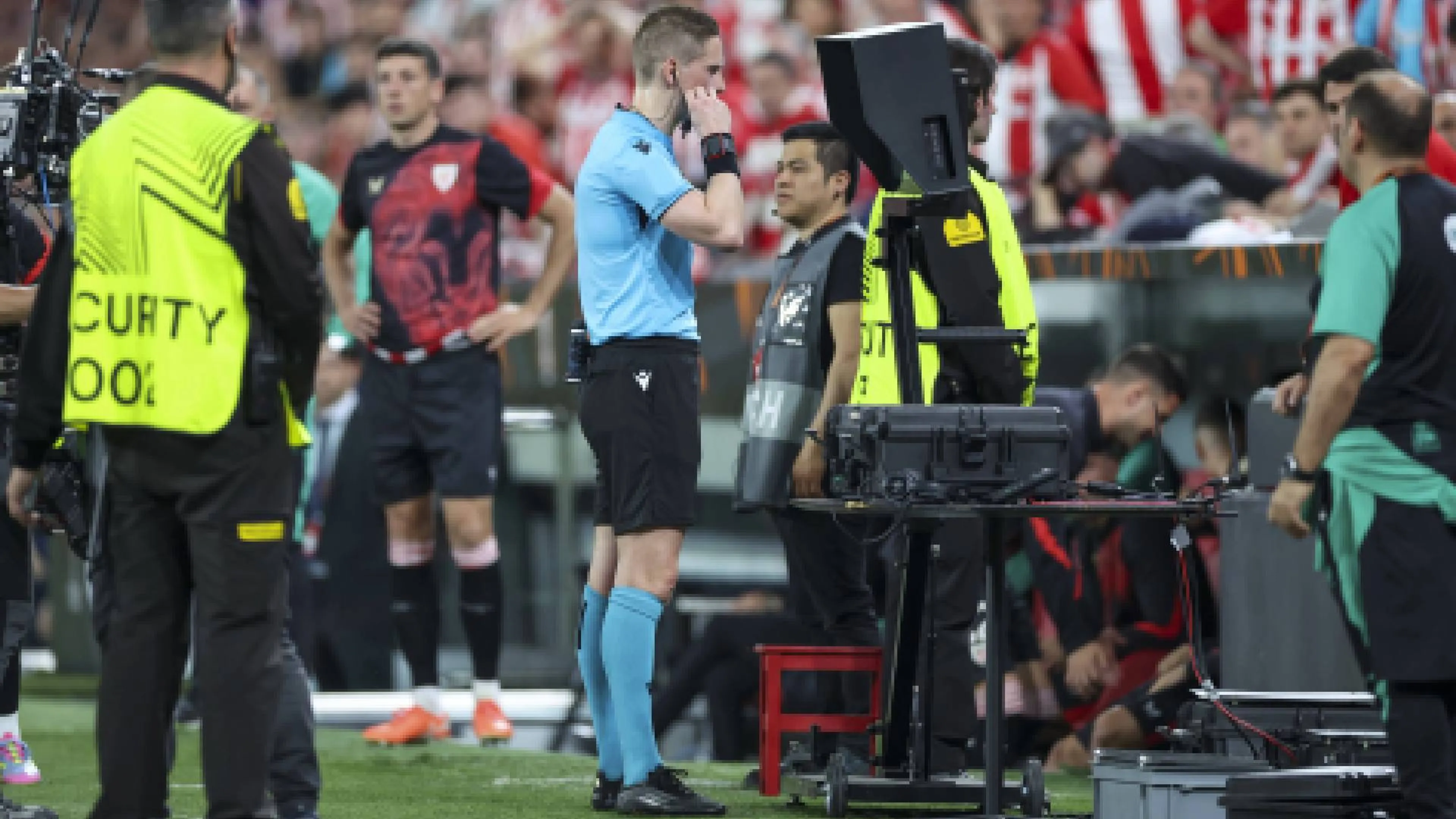 "Quest'arbitro tifa Roma": l'incredibile accusa al varista Di Paolo in Athletic Bilbao-Manchester United