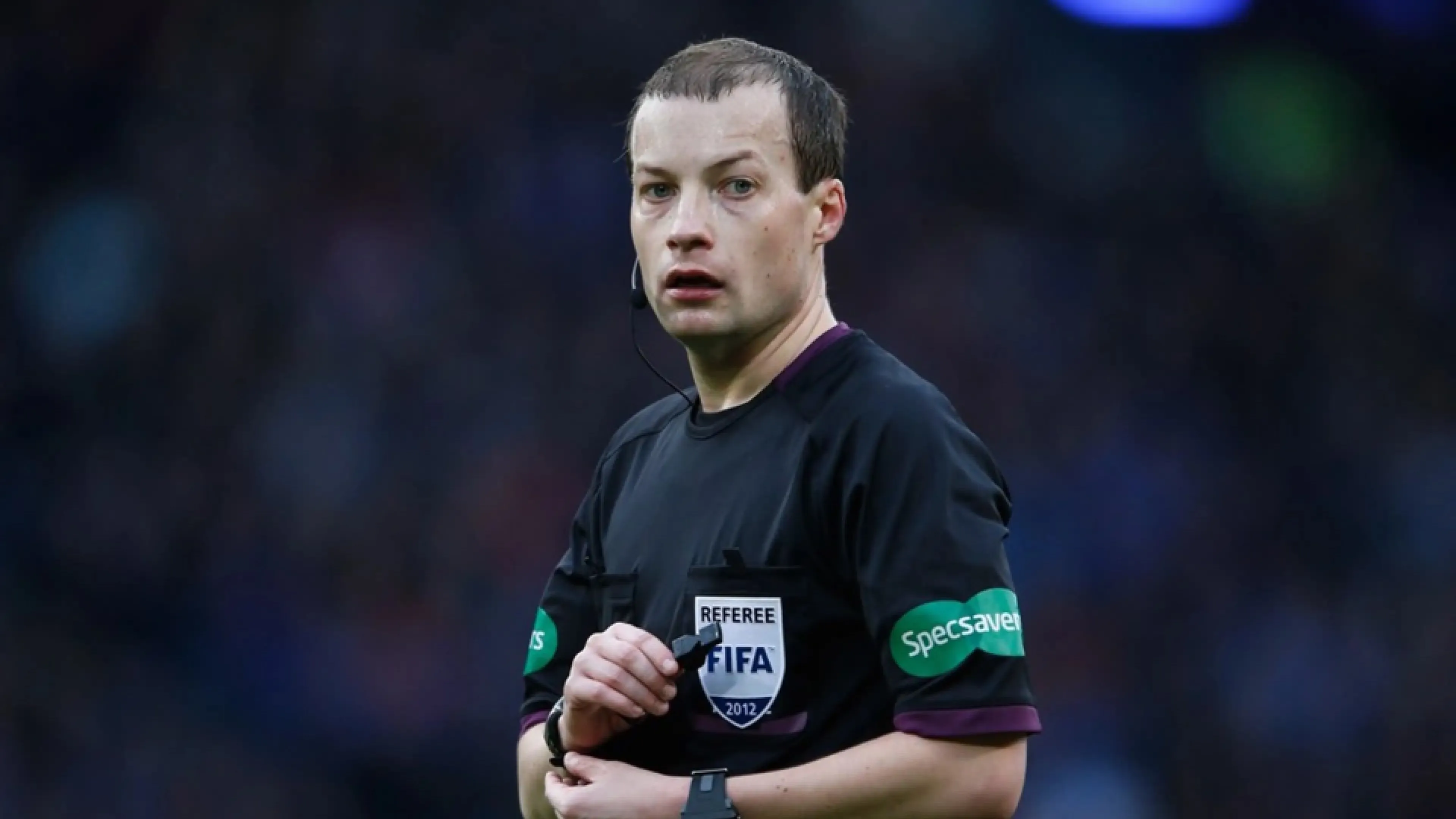Europa League, l'arbitro si scontra con un giocatore e... corre con una scarpa in mano (VIDEO)