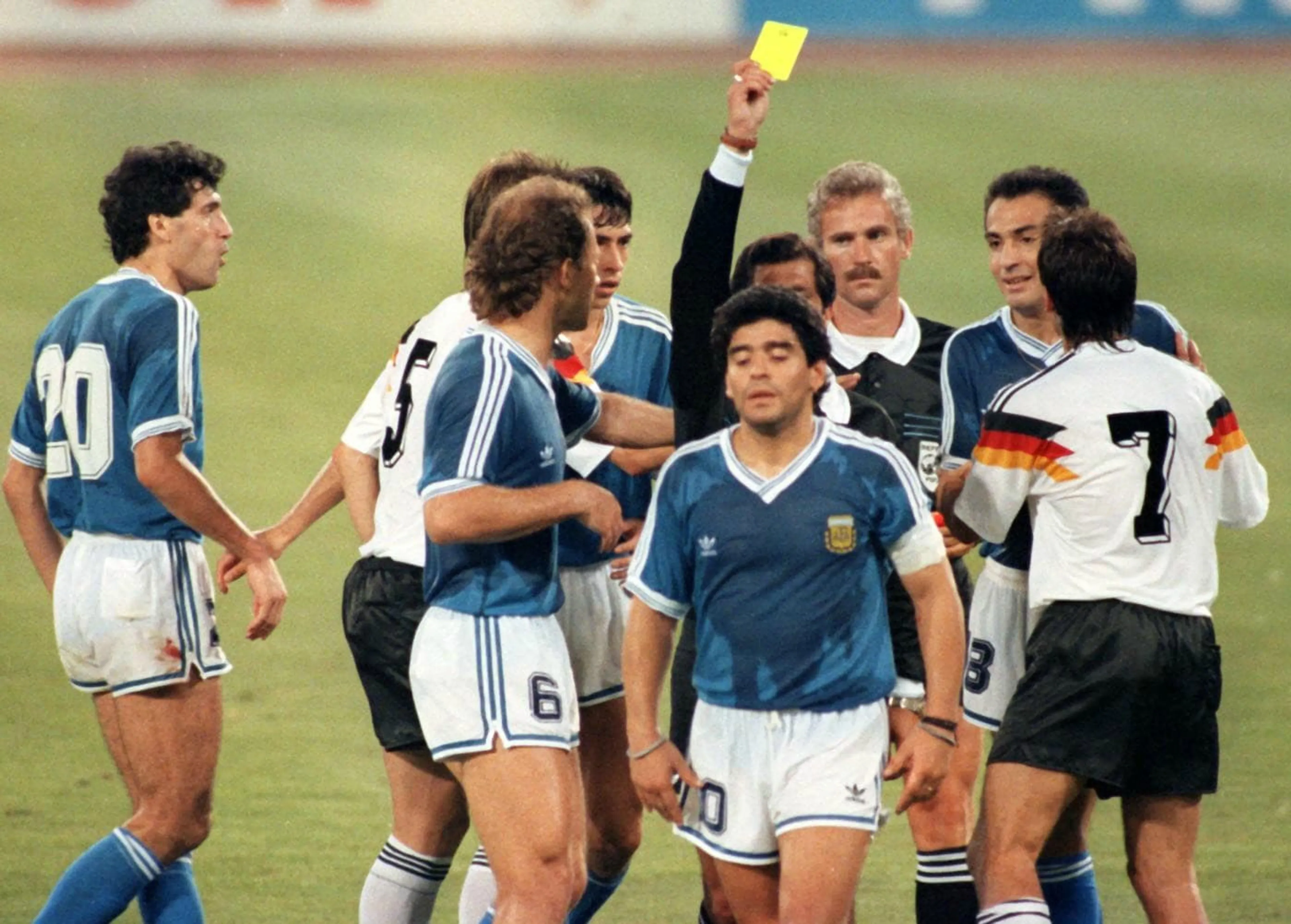 arbitro-italia-90-attacca-maradona