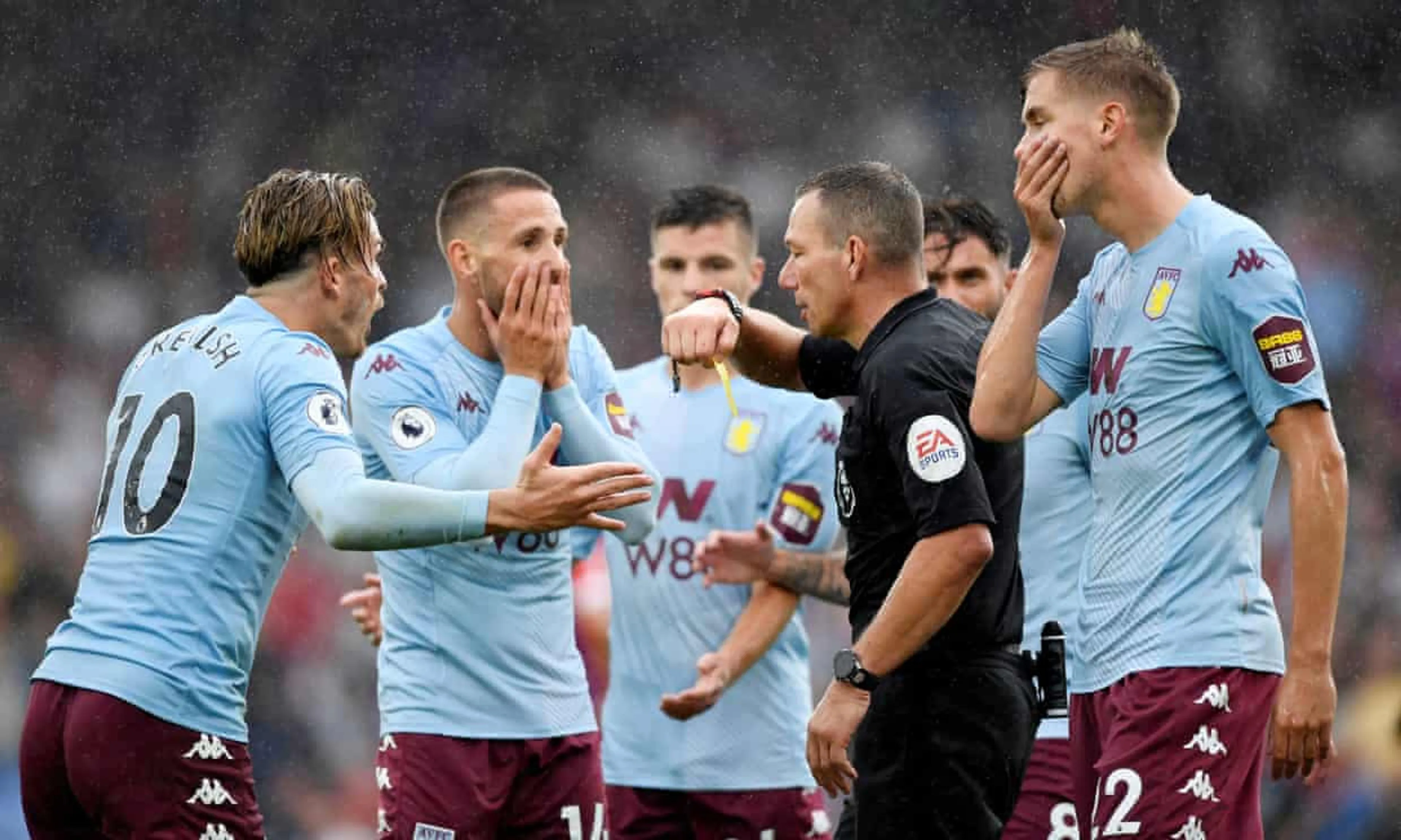 Copertina di Stranezze da calcio inglese: coro dei tifosi per l’arbitro, la sua risposta è epica (VIDEO)