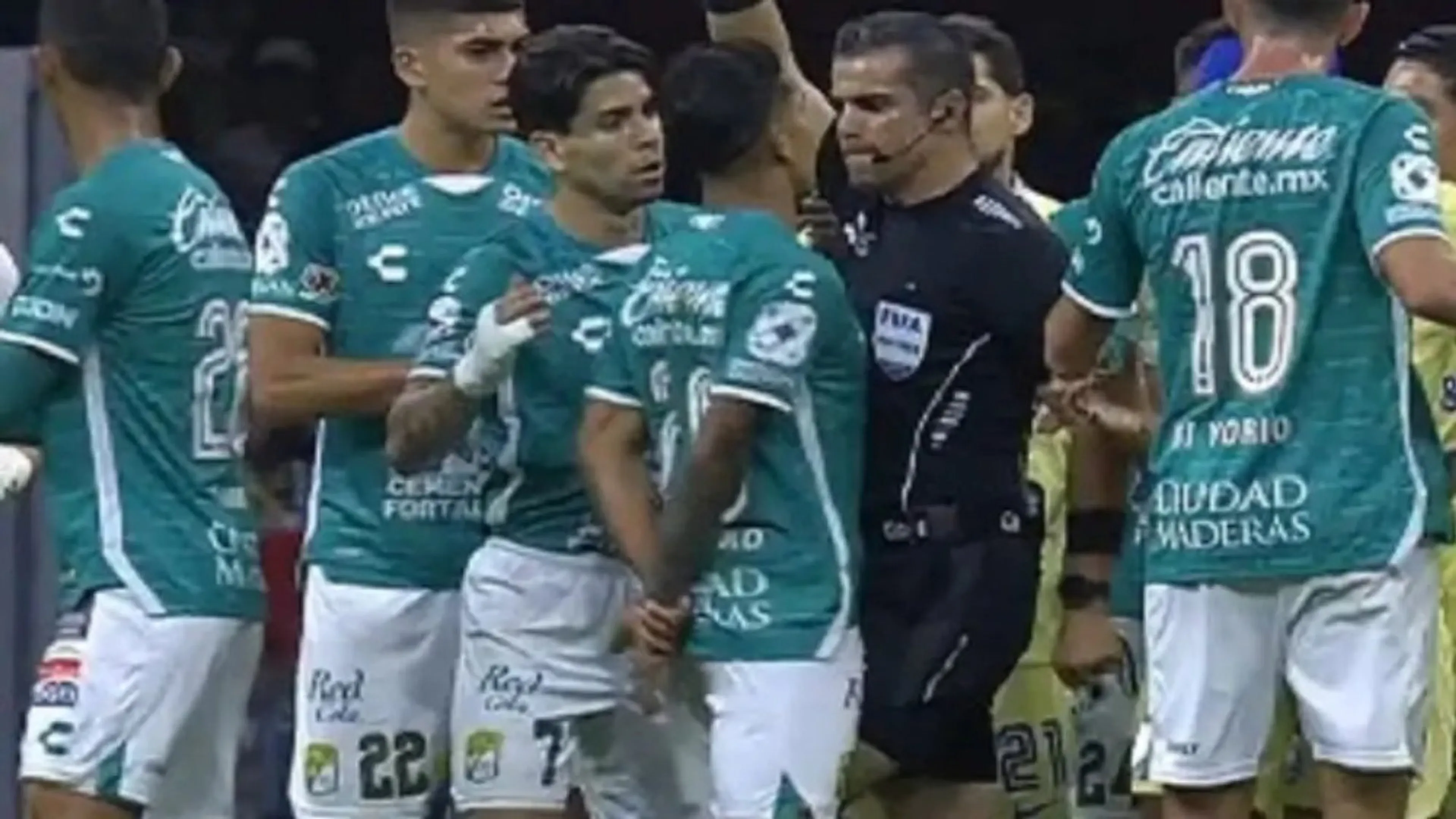 Copertina di Messico, arbitro perde la testa: ammonizione e ginocchiata al giocatore (VIDEO)