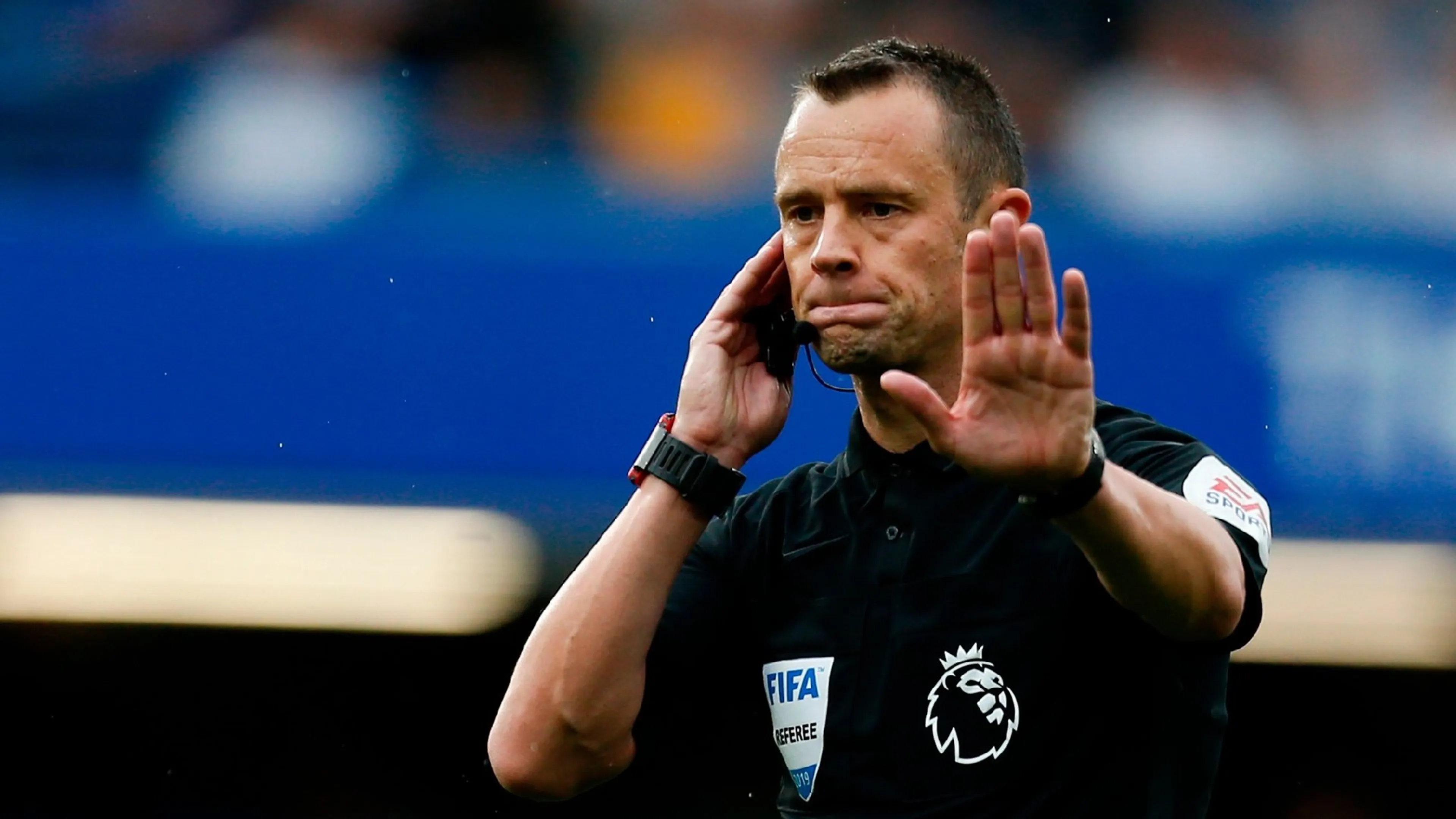 Copertina di In Premier League è polemica contro il Var, gli arbitri cercano specialisti... pubblicando un annuncio