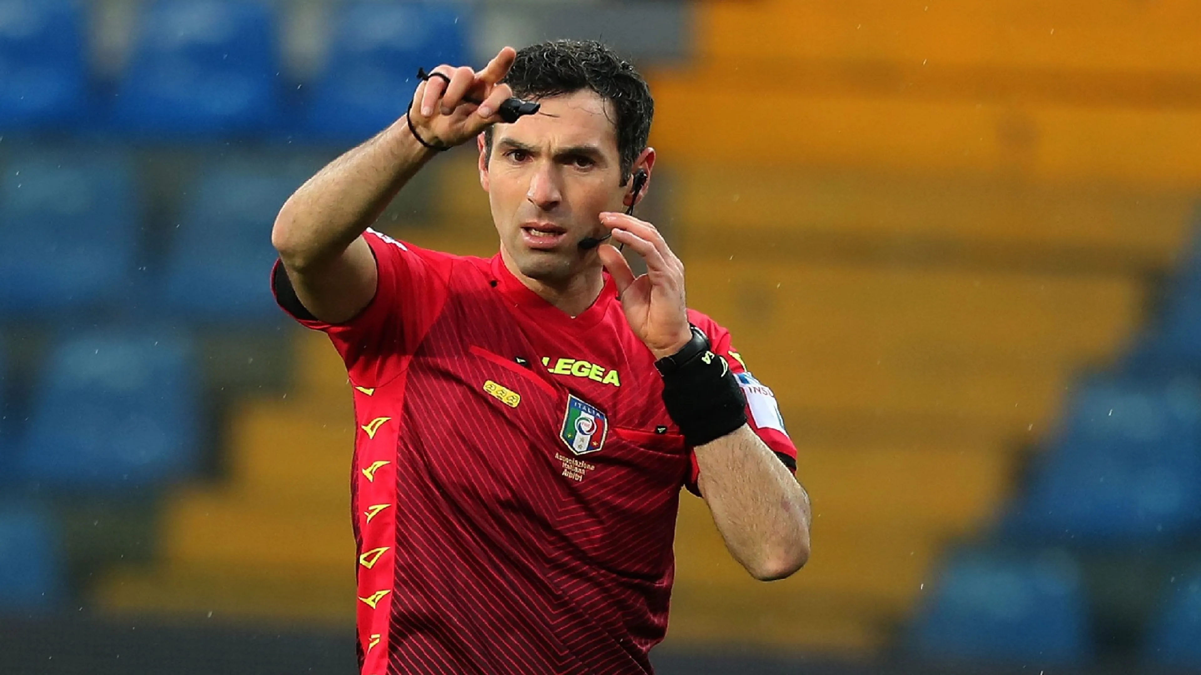L'arbitro Sacchi non dà la mano all'assistente donna in Lecce-Sassuolo: il motivo