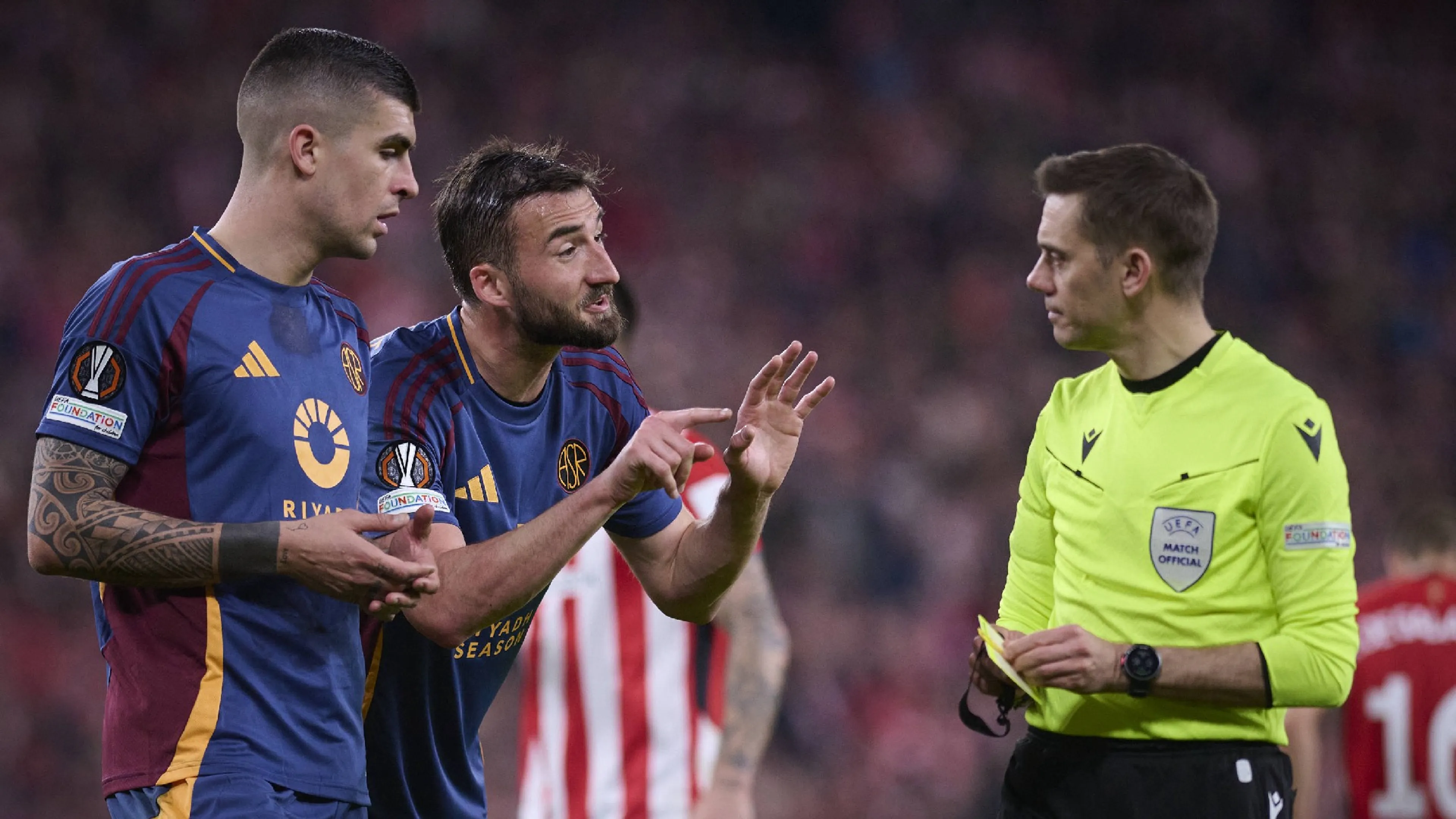 La "mossa" di Turpin per evitare i tifosi giallorossi in aeroporto: il retroscena sul viaggio di ritorno dell'arbitro di Athletic Bilbao-Roma