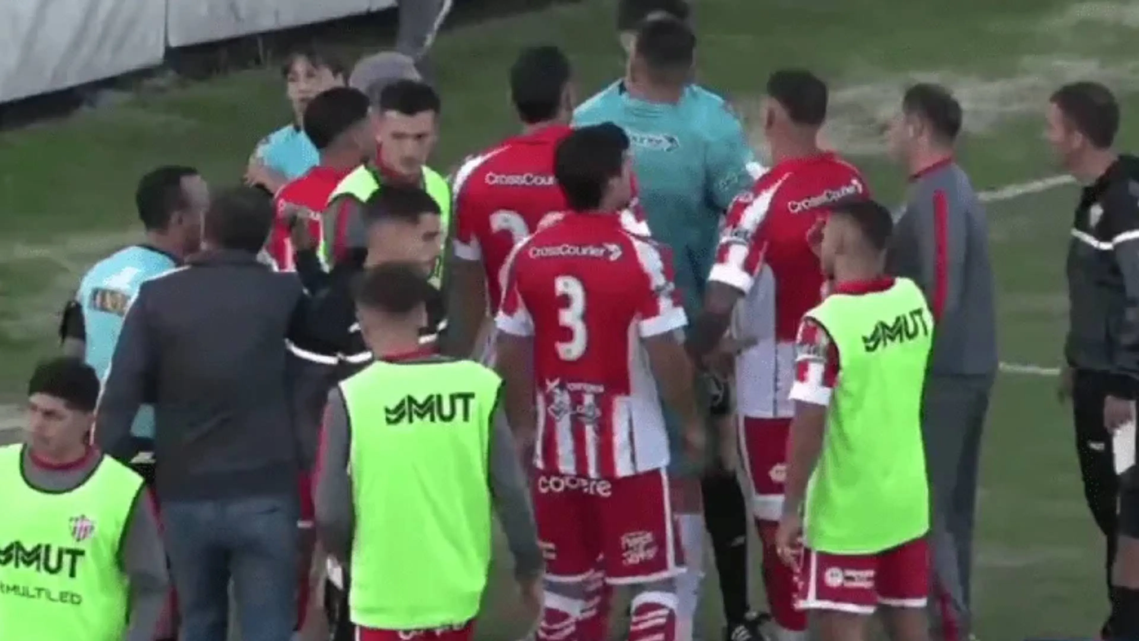 Clamoroso in Argentina: i padroni di casa segnano ma l'arbitro fischia la fine del match (VIDEO)