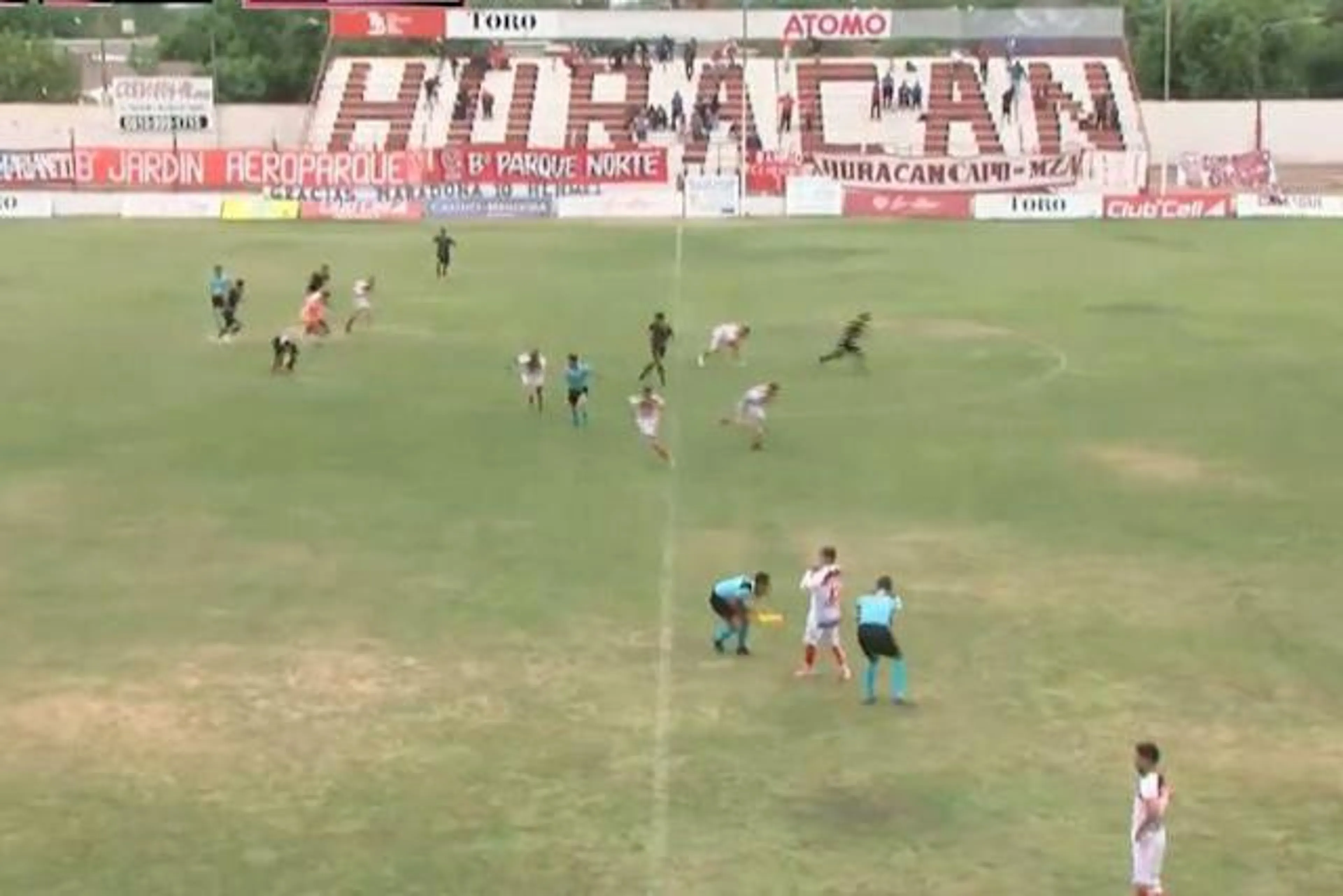 Copertina di Paura in Argentina, scontro a fuoco durante una partita: allenatore colpito alla spalla