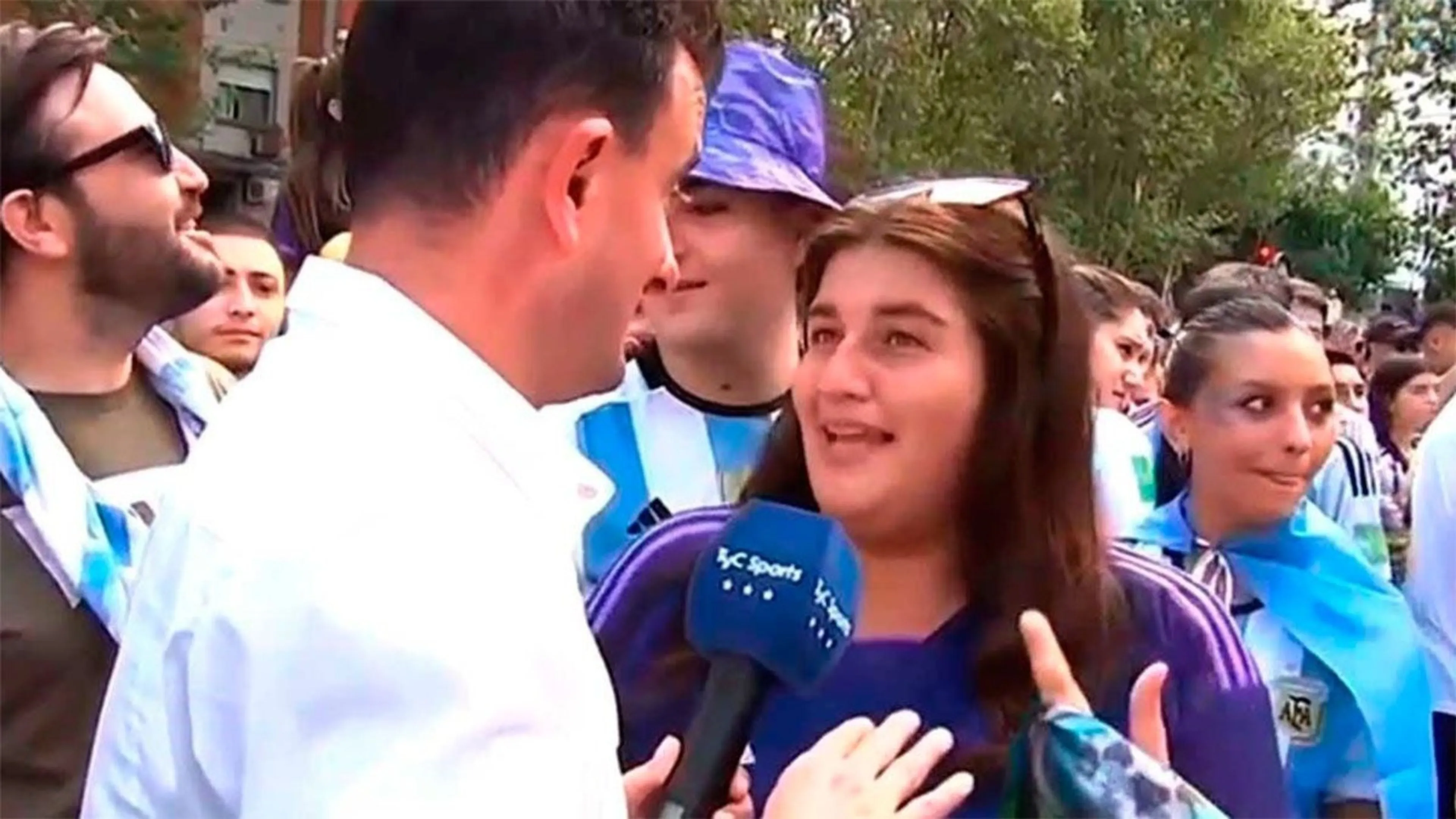 Copertina di “Sono malata, non vengo al lavoro”. Ma va a vedere l’Argentina e la scoprono in tv…