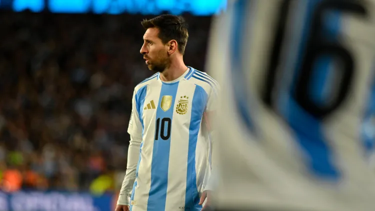 /images/a/r/g/argentina-v-venezuela-fifa-world-cup-wm-weltmeisterschaft-fussball-2026-qualifier-lionel-messi-of-argentina-watches-during-a-south-american-2026-qualifier-match-at-the-mas-monumental-antonio-v-liberti-stadium-in-buenos-aires-argentina-on-september-4-2025-ciudad-autonoma-de-buenos-aires-argentina-copyright-xjuanxmanuelxbaezx-originalfilenamebaez-argentin250904npoaljpgjpg_1758212217375.jpg
