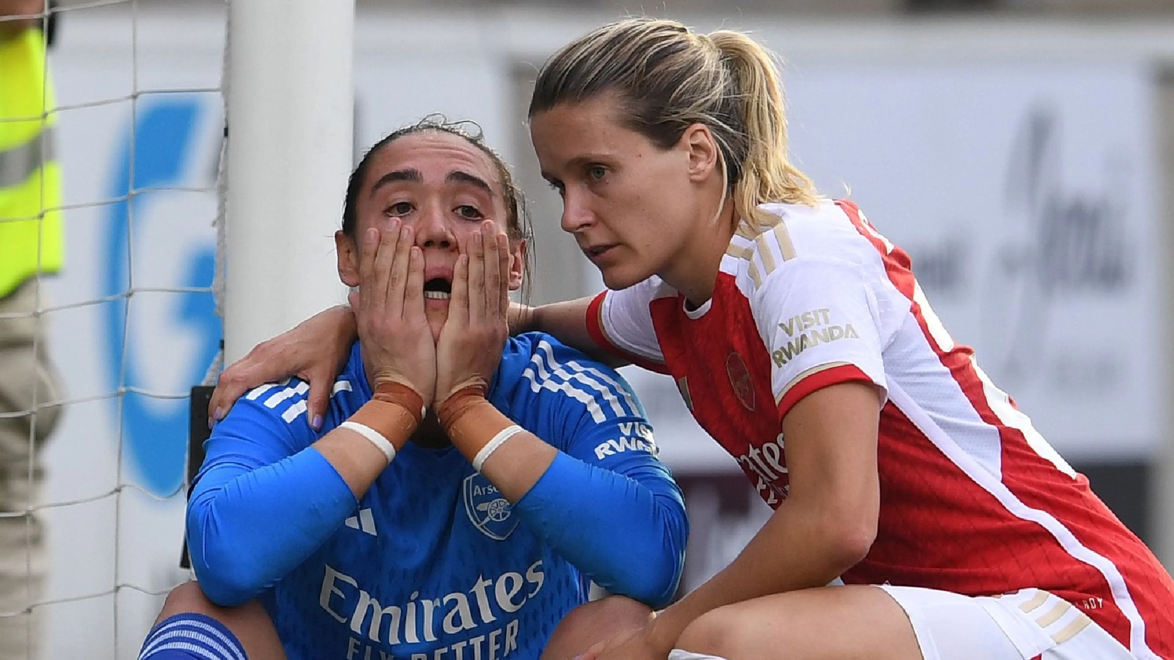 L'Arsenal femminile gioca con i calzettoni del... Chelsea, che vince e sfotte le rivali sui social
