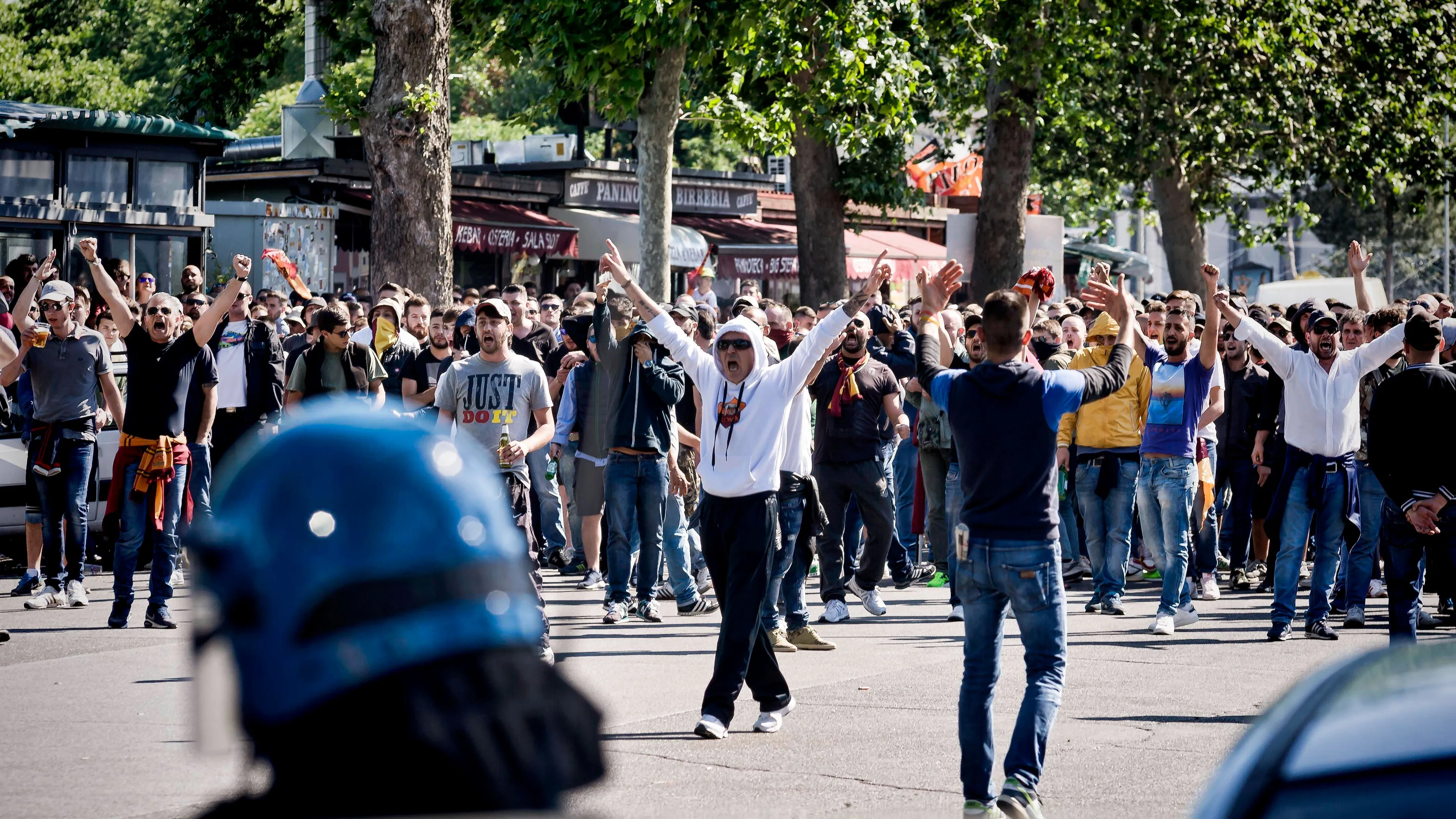 Derby Lazio Roma, allarme rosso ultras stranieri. Ecco le tifoserie infiltrate in curva Nord e Sud