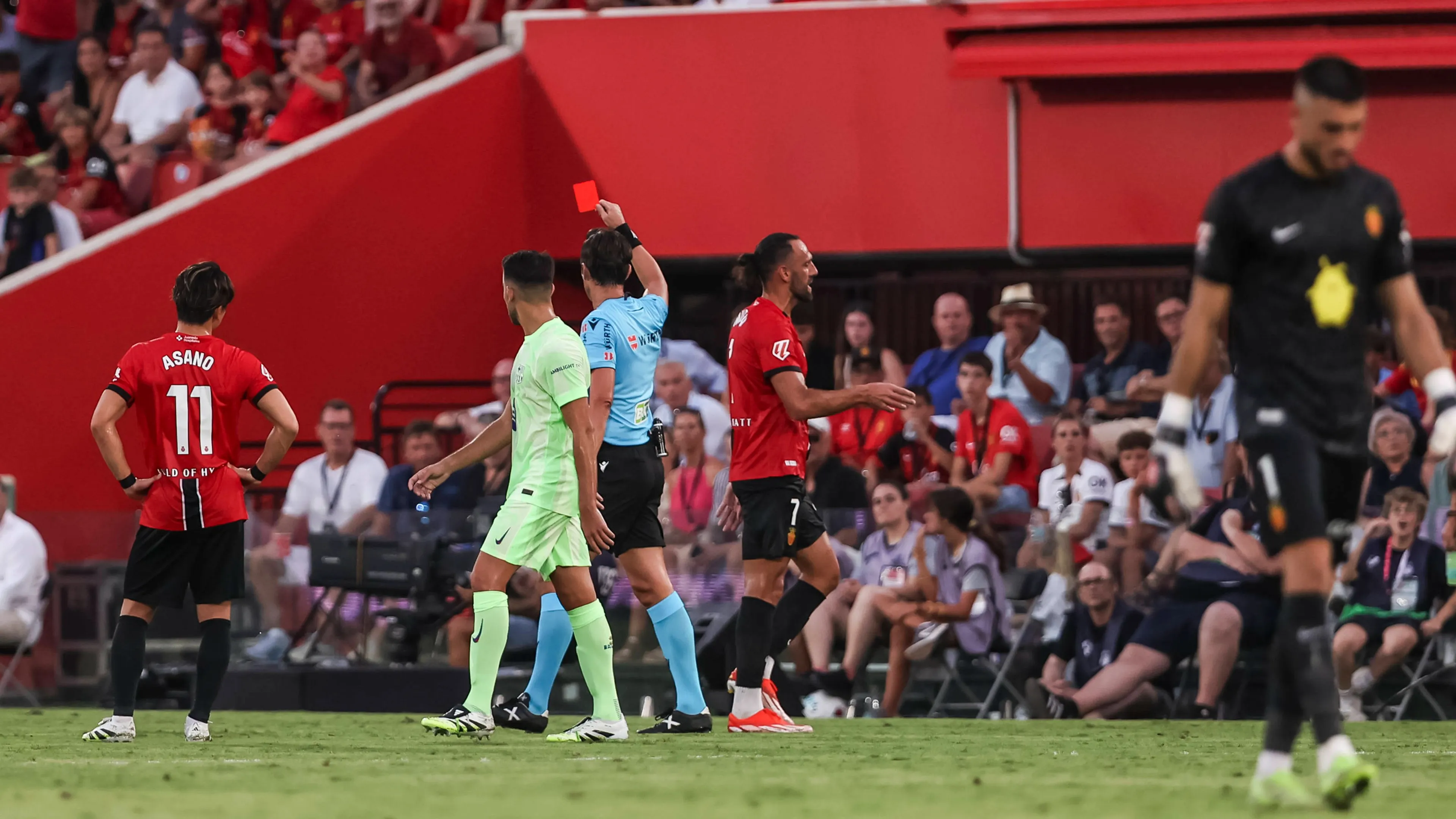 L'assurda espulsione di Muriqi alla prima di campionato: entrata killer ai danni di un giocatore del Barcellona (FOTO)