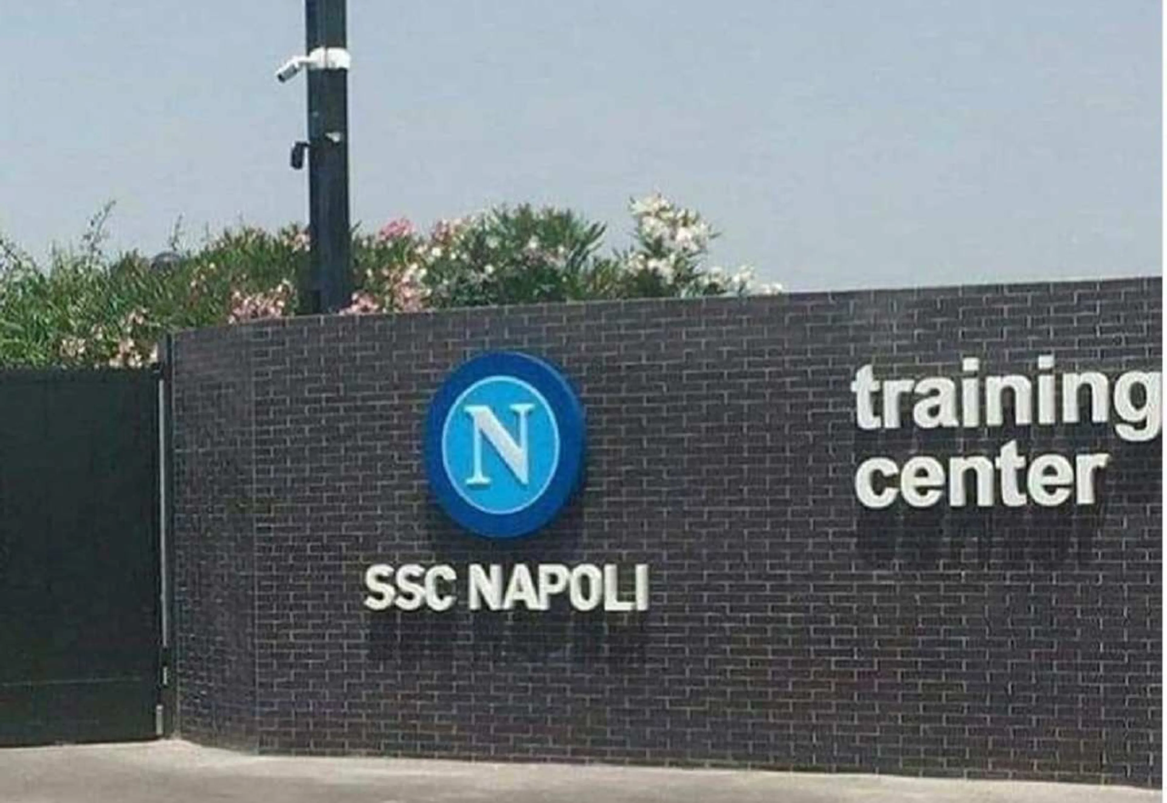 Copertina di Follia a Napoli, auto sfonda cancelli di Castel Volturno poi tenta la fuga