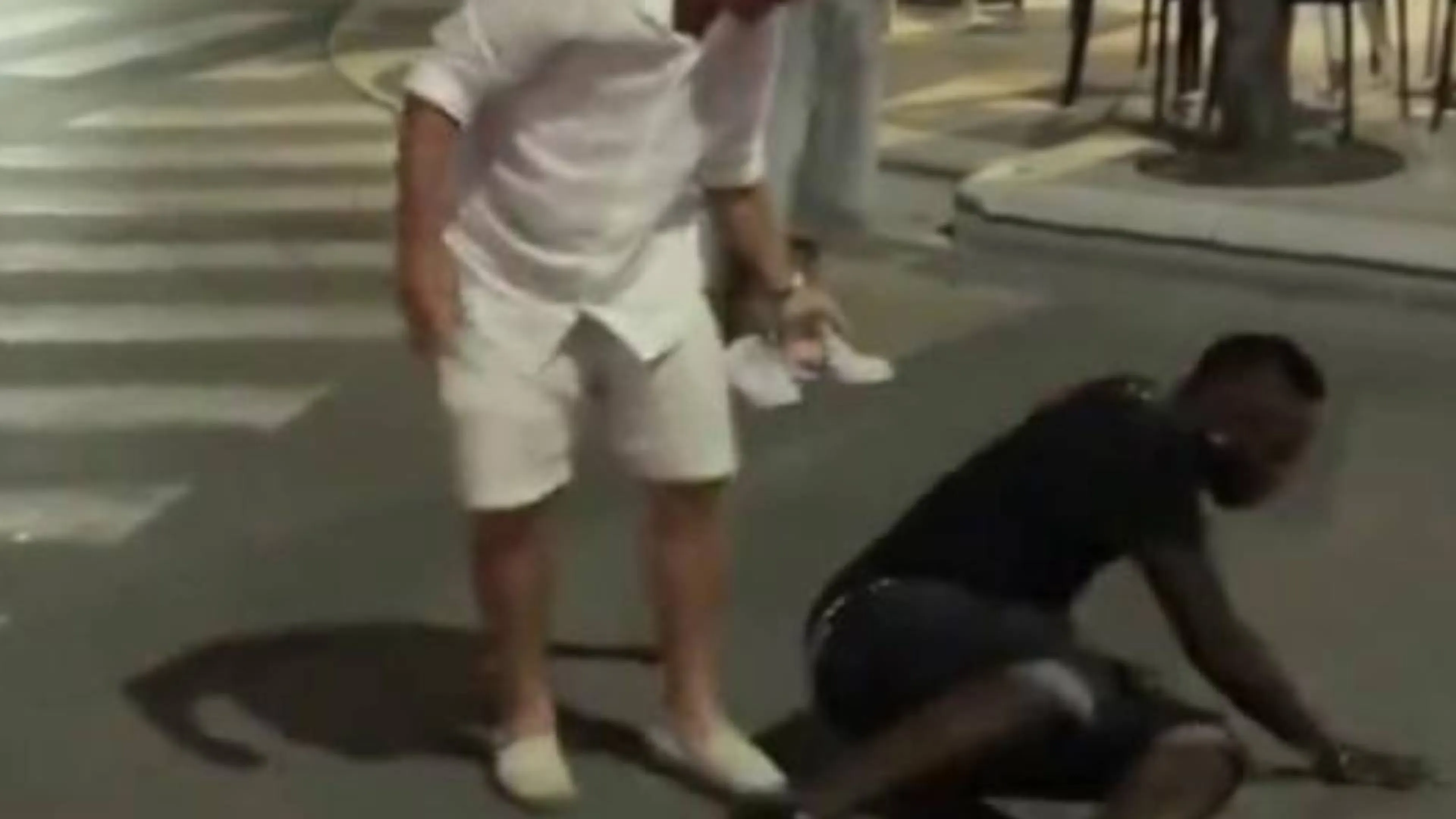 Copertina di Balotelli, ma che fai? Cade in strada e non riesce a rialzarsi. Il video è virale