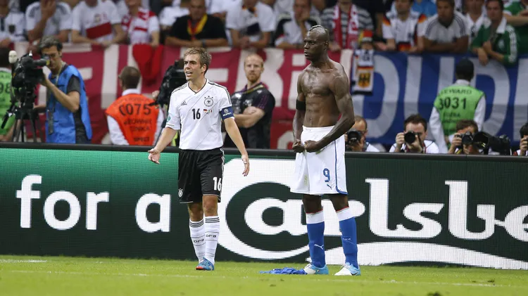 /images/b/a/l/balotelli-mario-team-italien-jubelt-nach-seinem-tor-zum-2-0-lahm-uefa-fussball-europameisterschaften-2012-in-polen-und-der-ukraine-spiel-nr30-halbfinale-brd-italien-1-2-am-28juni-2012-in-warschau-jpg_1757495463699.jpg