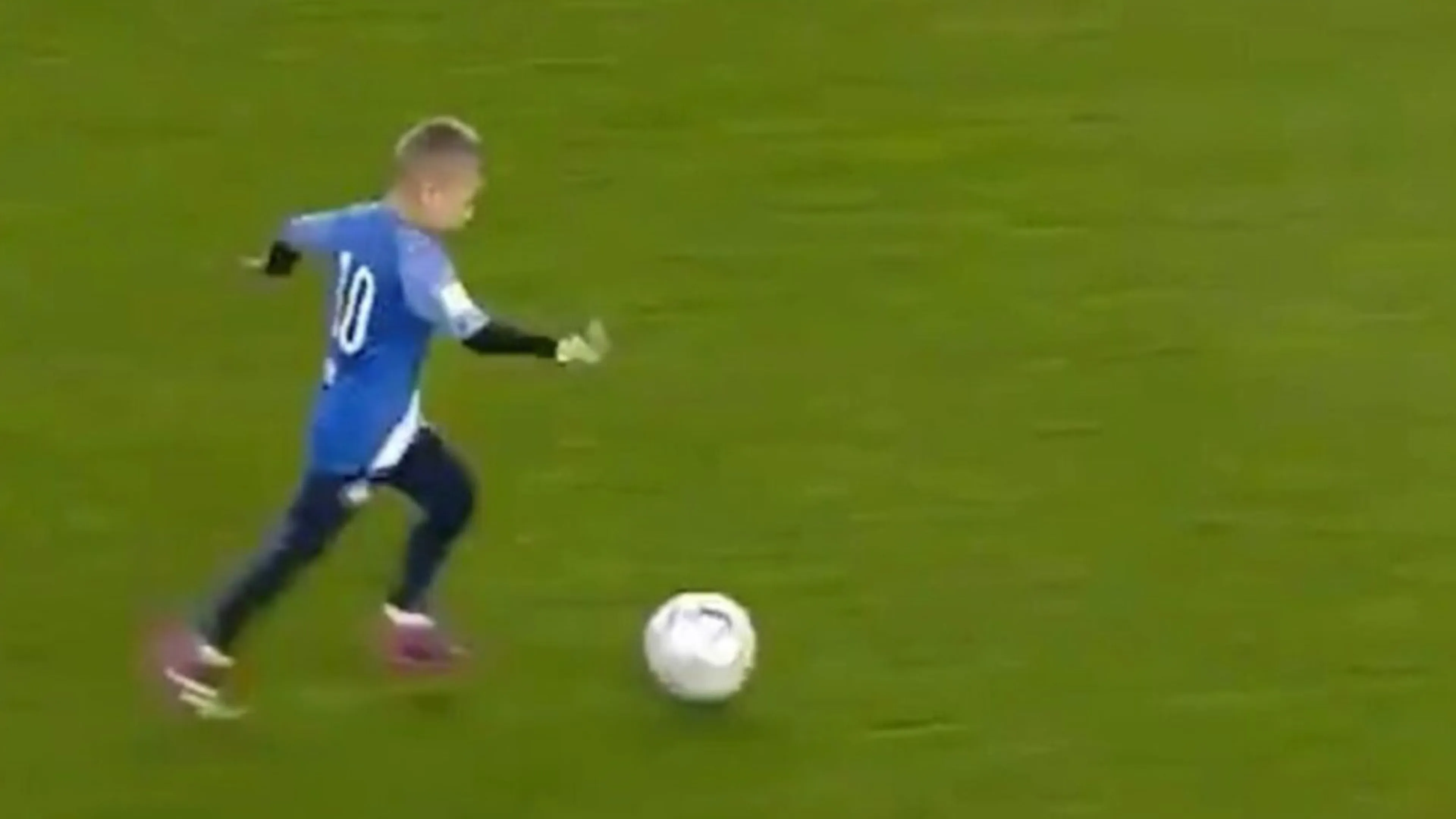 Copertina di Clamoroso, ex Juve nega il gol a un bambino nel giorno del compleanno (VIDEO)