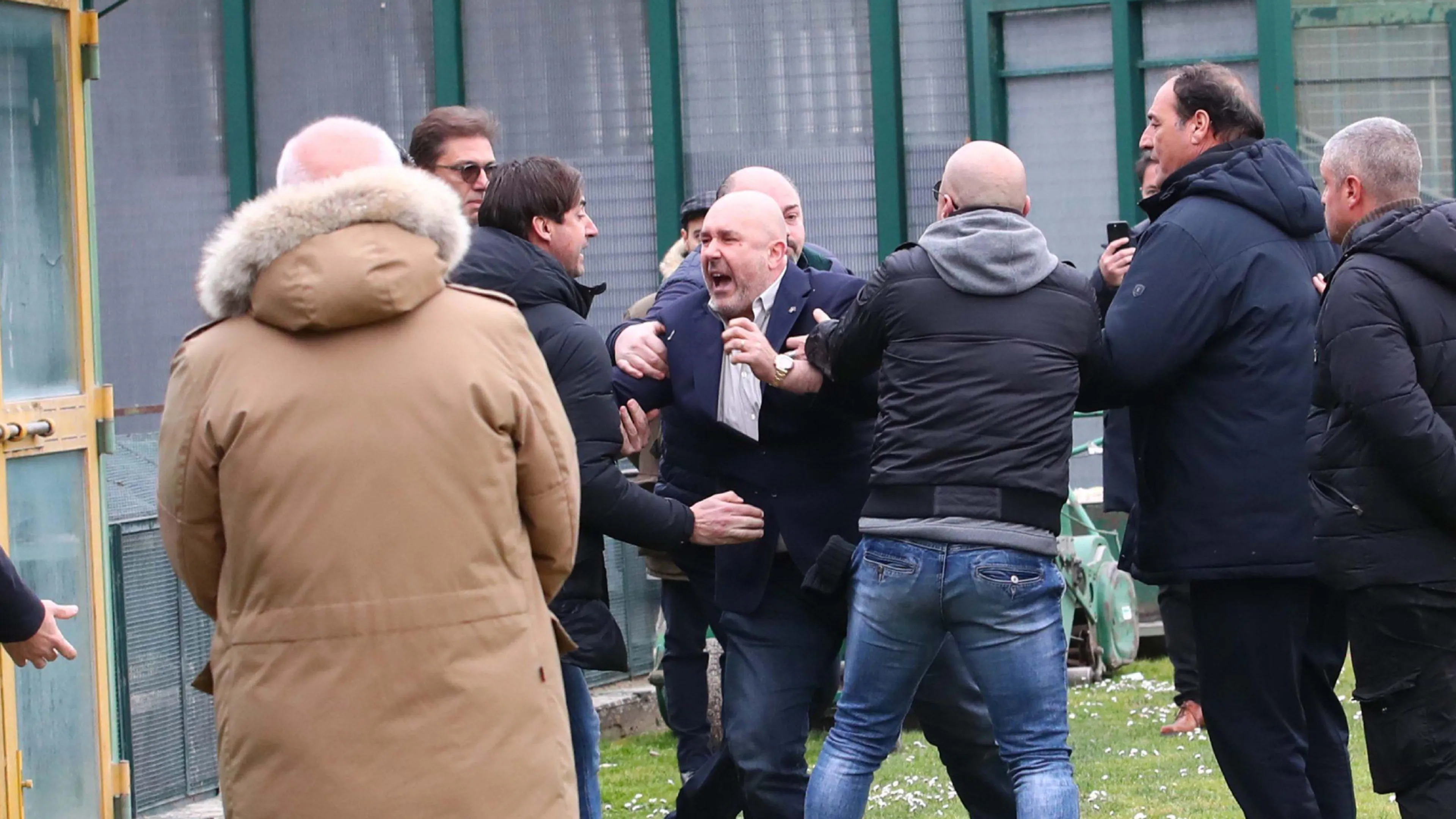 Copertina di Ternana, alta tensione: il presidente Bandecchi sputa ai tifosi (VIDEO)