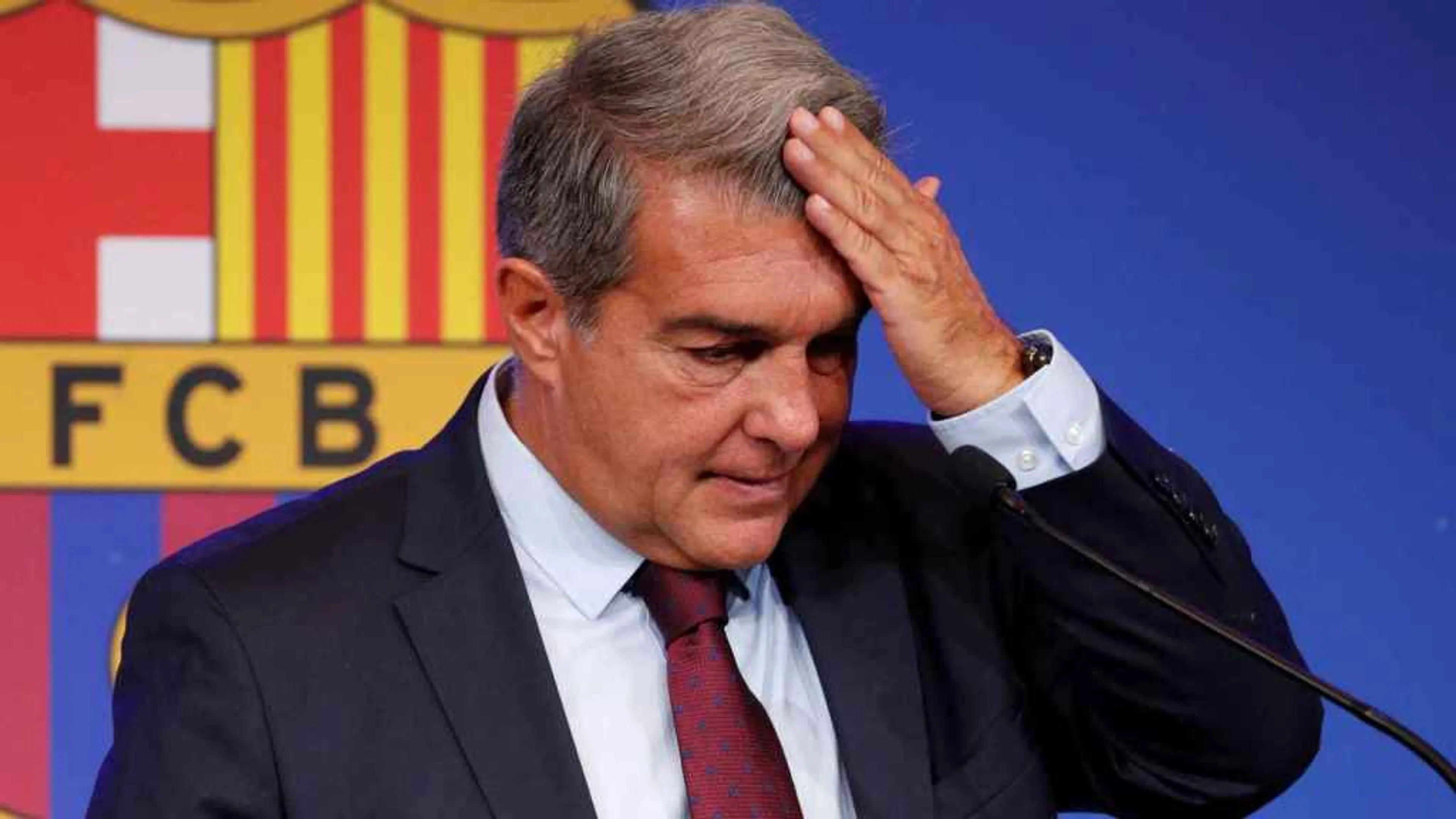 Copertina di Barcellona nei guai, la Liga ferma tutto: il club non può registrare i nuovi acquisti