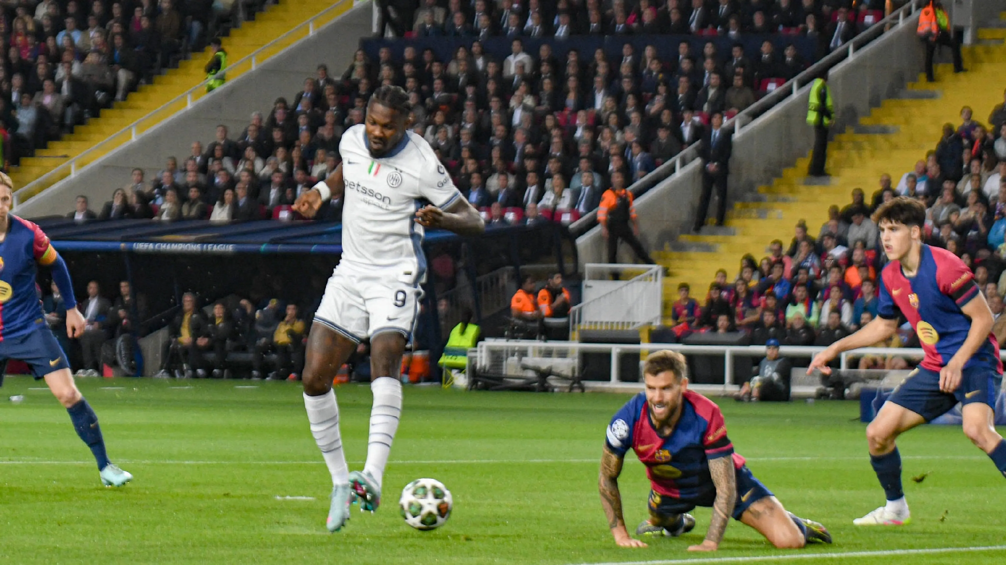 Barcellona-Inter, Thuram: "Ce la siamo giocata alla grande. Papà non ha esultato al mio gol? È un padre difficile..:"