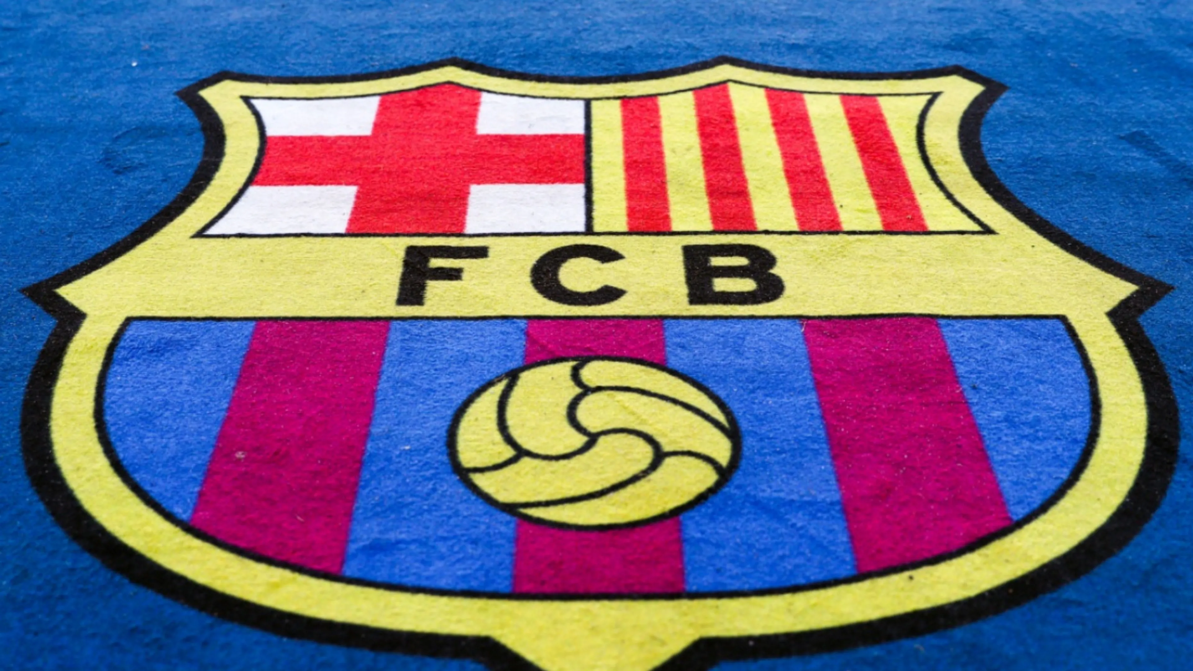 Copertina di Barcellona, richiesta di 100 milioni alla Uefa in caso di esclusione dalle coppe. Il retroscena