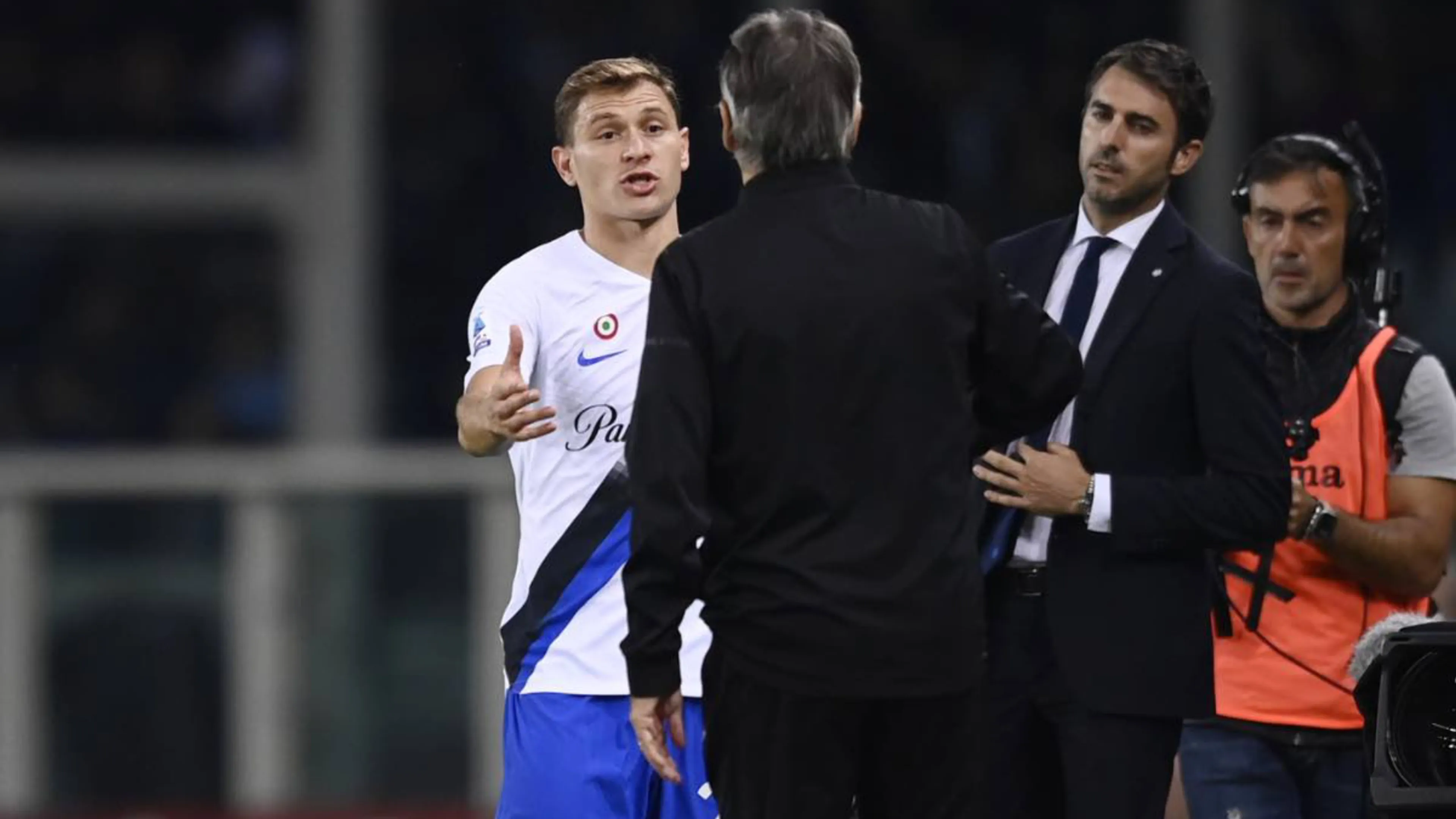 Copertina di A fare il contrasto su Schuurs è Calhanoglu ma Barella si merita il giallo per proteste e comportamento