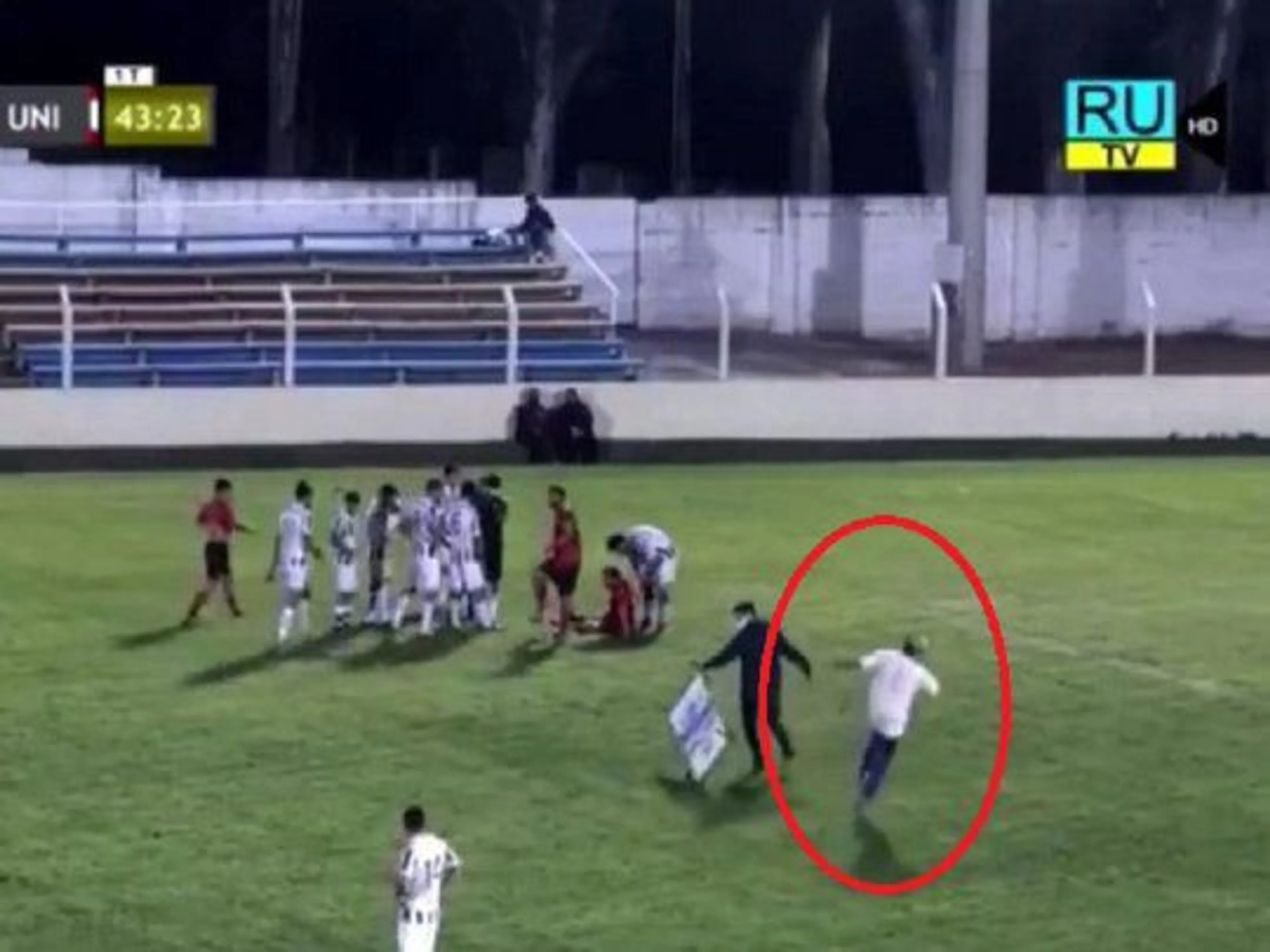 Copertina di Barelliere entra in campo per soccorrere giocatore ma…si infortuna (VIDEO)