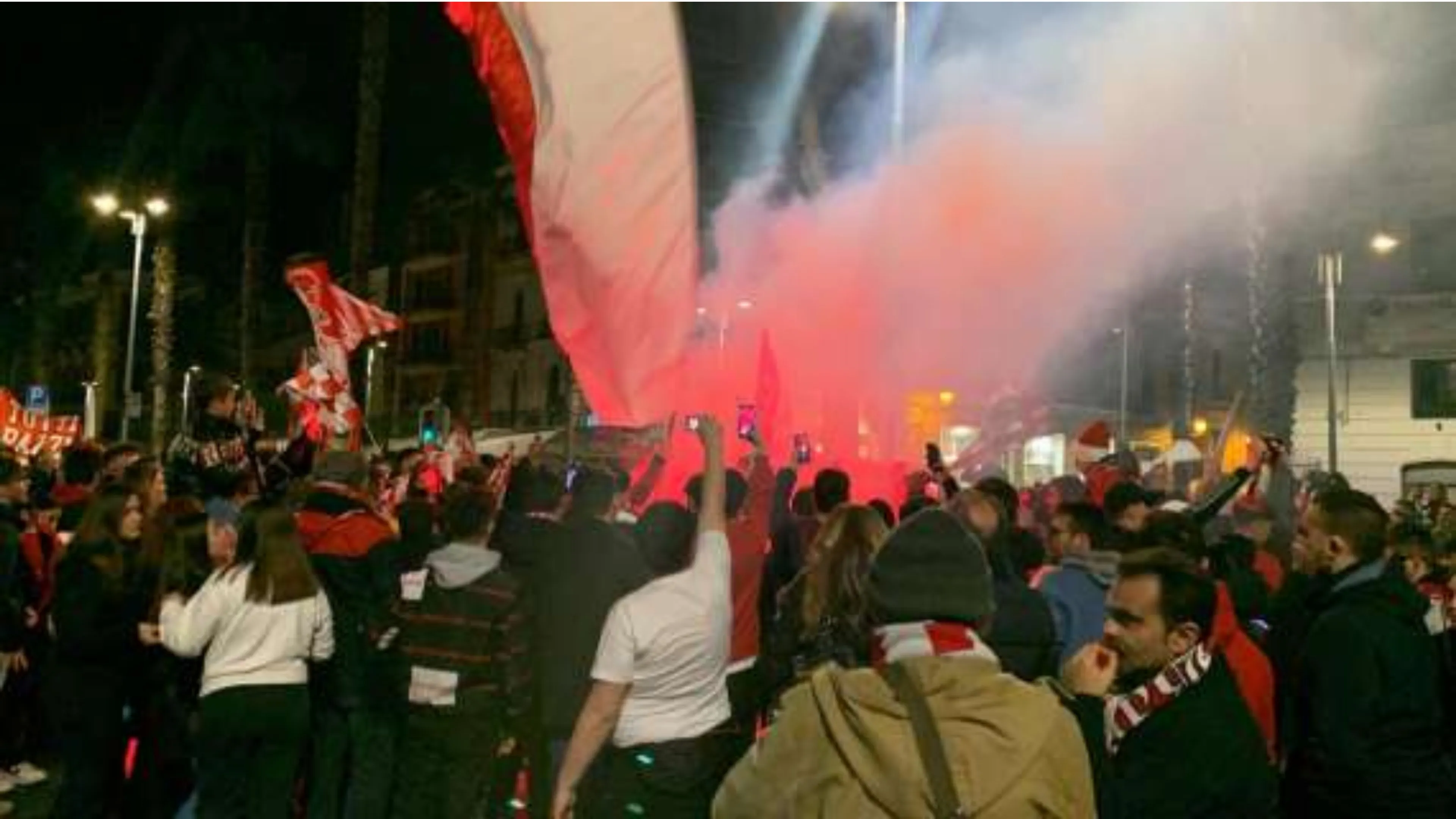 Copertina di Bari, durissima contestazione dei tifosi a De Laurentiis: cori, fumogeni e bombe carta (VIDEO)